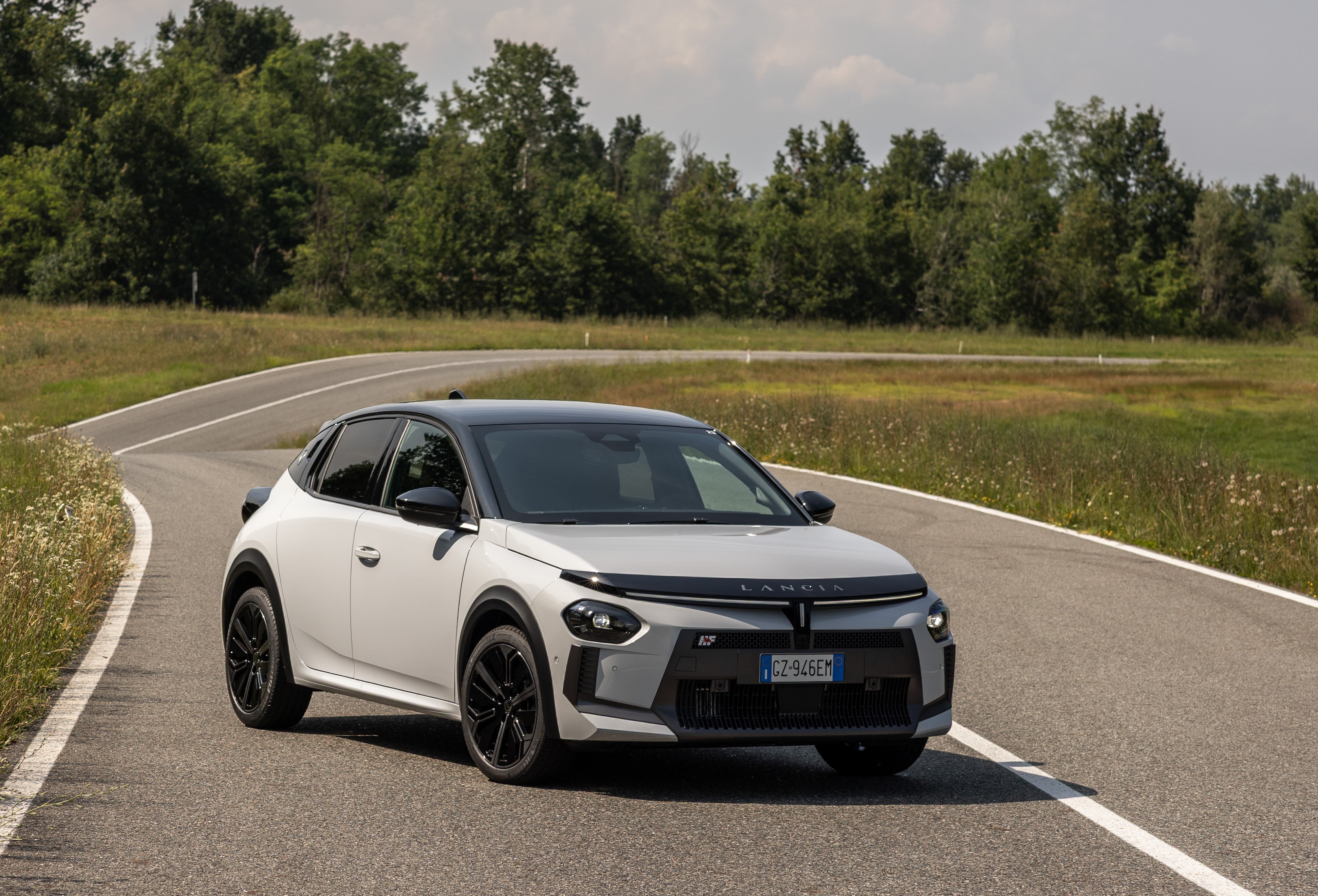 Vista trasera del Lancia Ypsilon mostrando su estilo moderno y atractivo.
