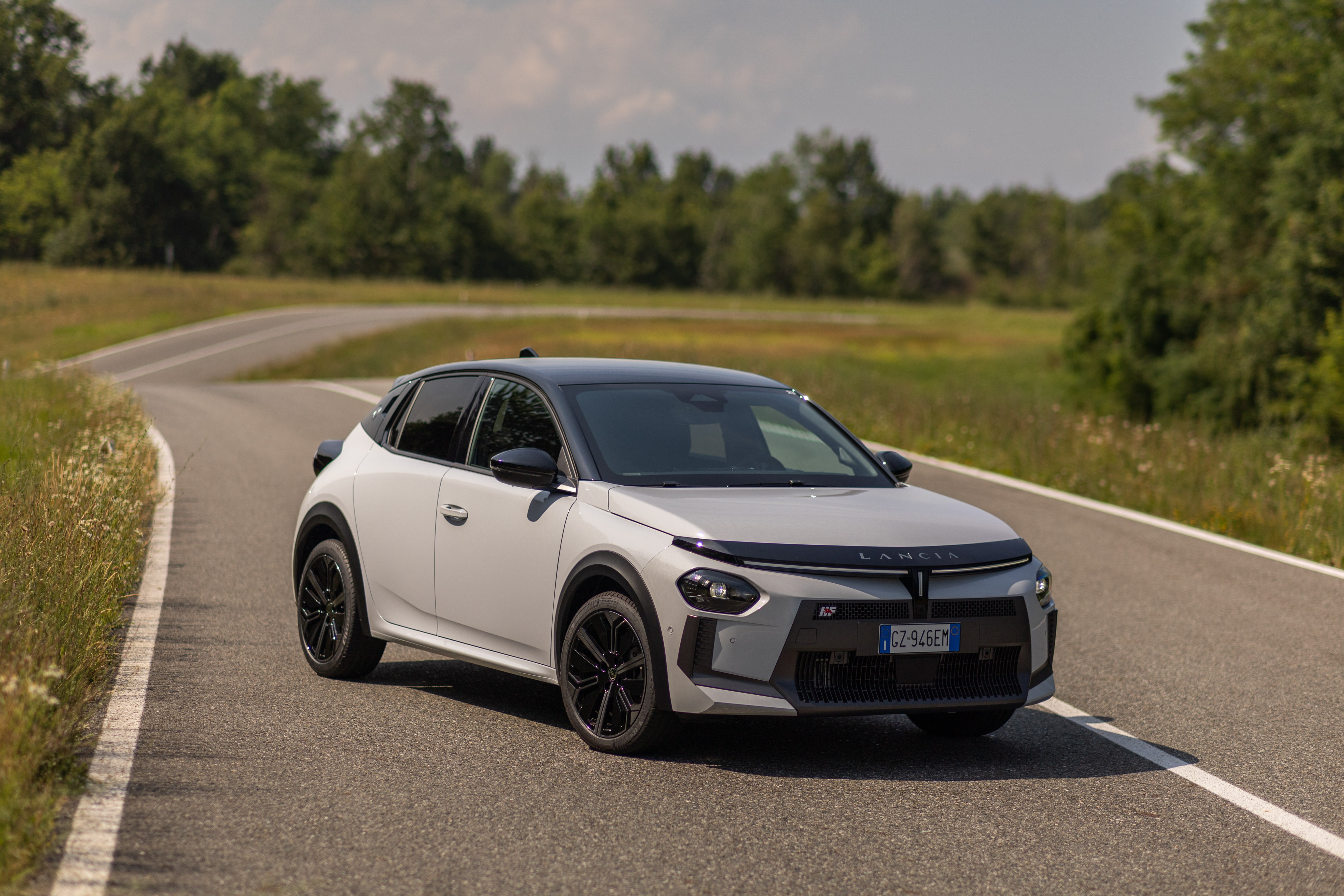 Lancia Ypsilon en movimiento, destacando su agilidad en carretera.