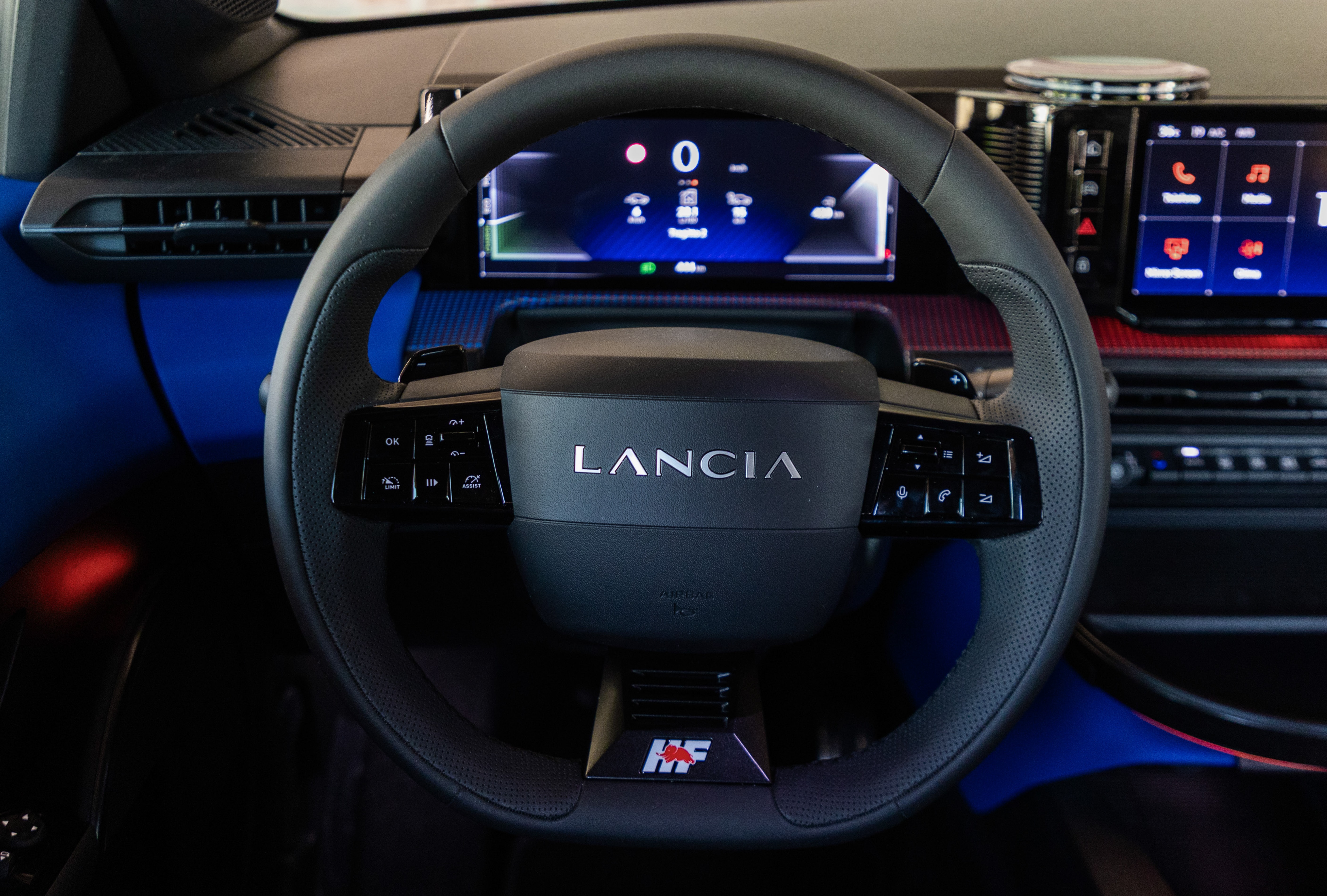 Pantalla central del Lancia Ypsilon mostrando información multimedia.