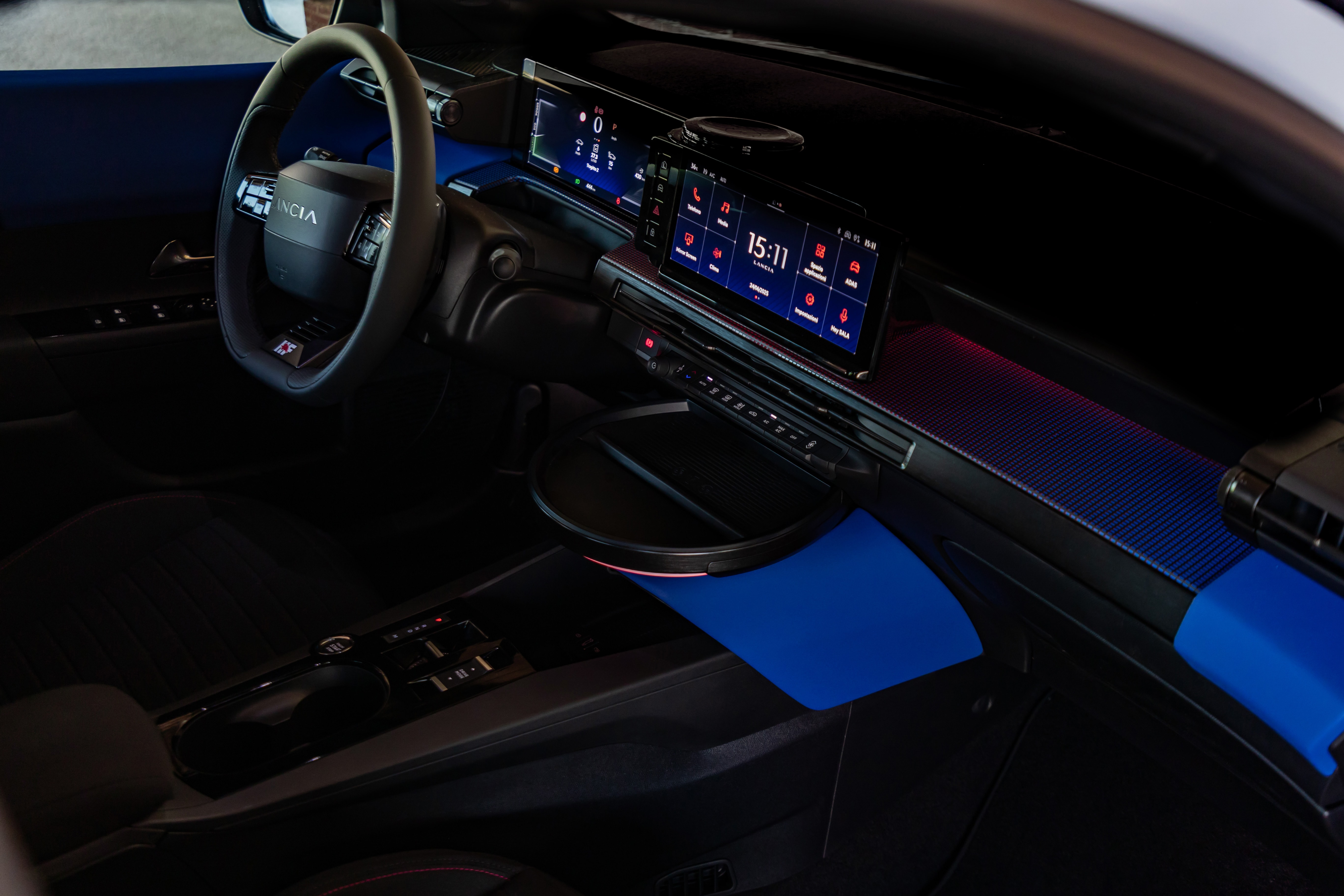 Vista amplia del interior con tecnología avanzada y acabados elegantes.