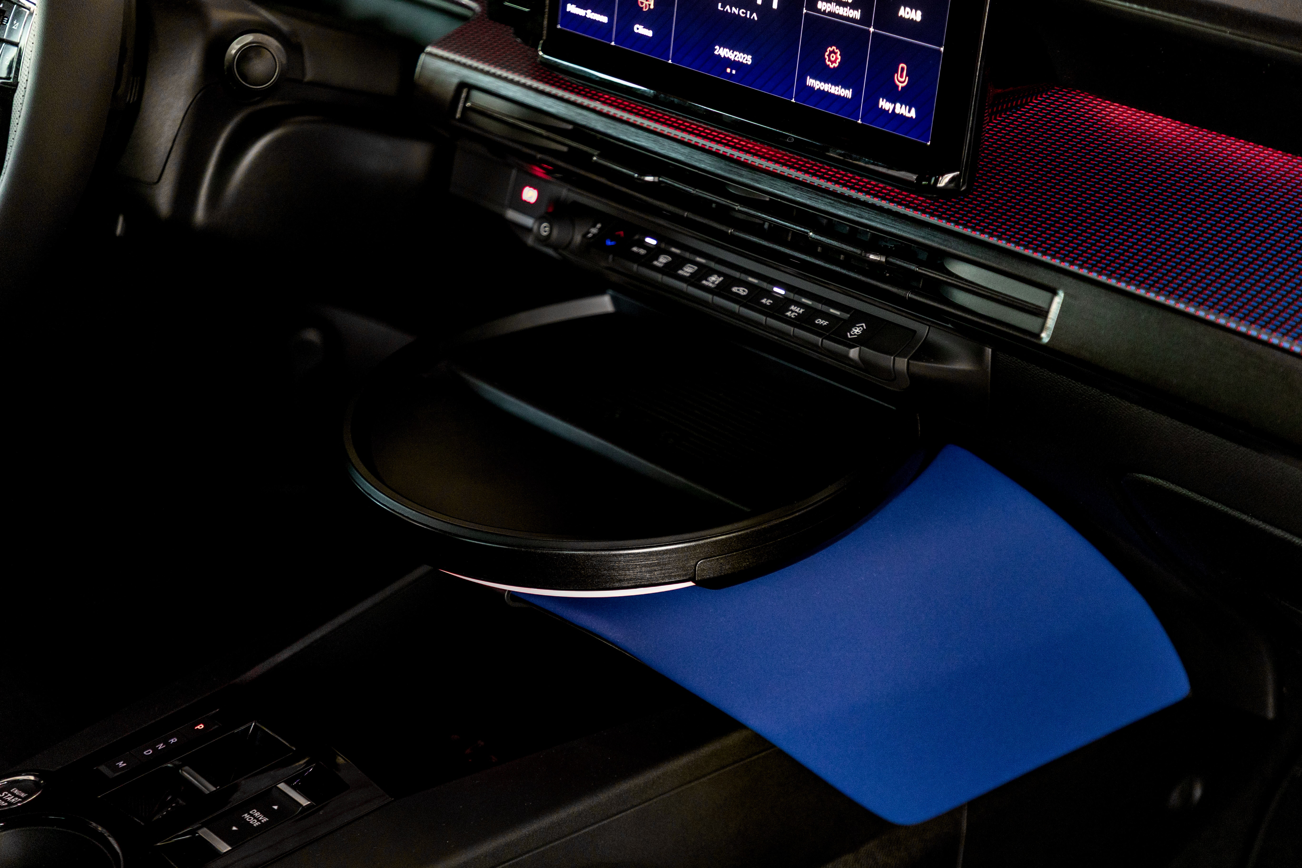 Interior del Lancia Ypsilon mostrando el salpicadero y las pantallas.