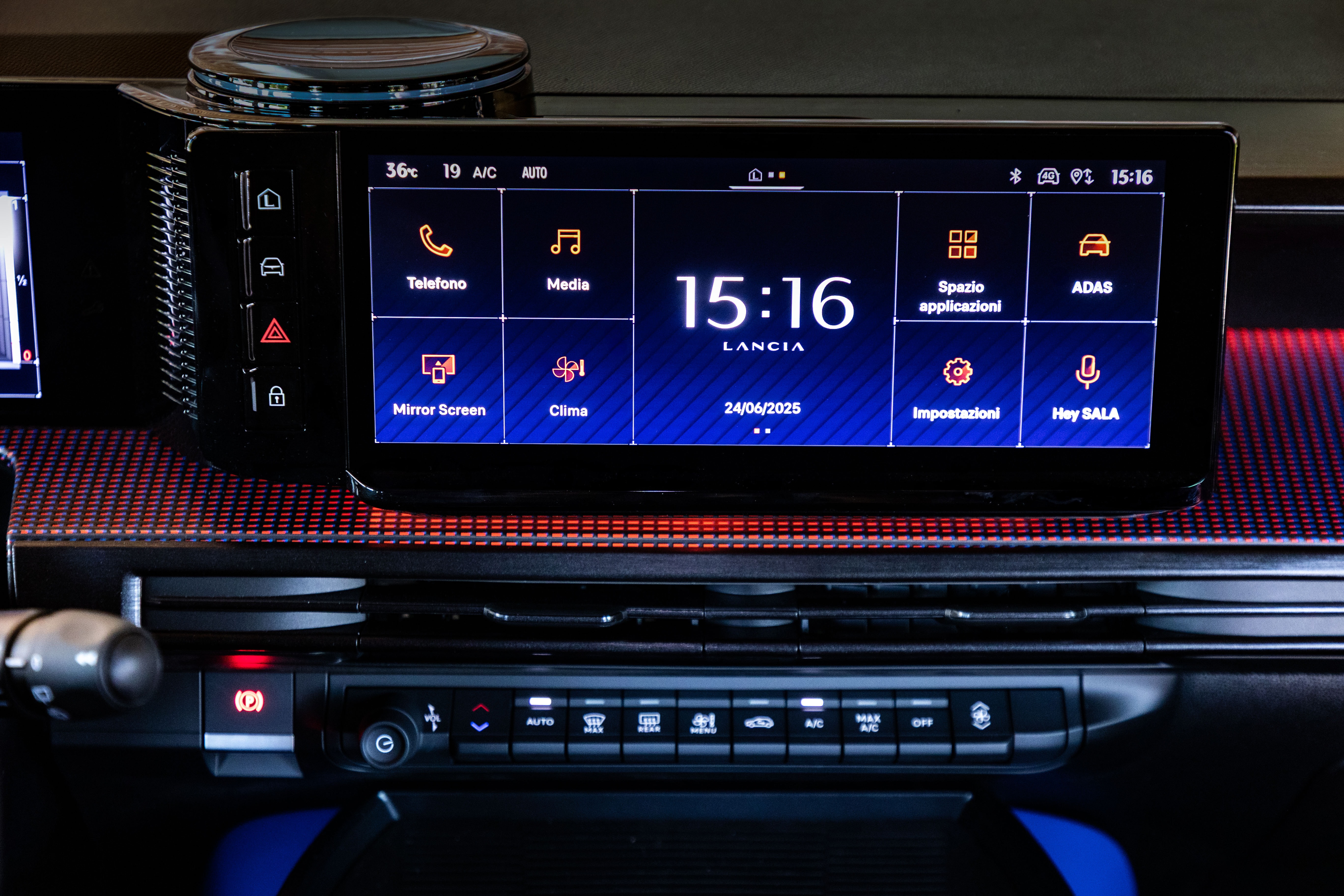 Vista del interior del Lancia Ypsilon, resaltando diseño moderno y asientos cómodos.
