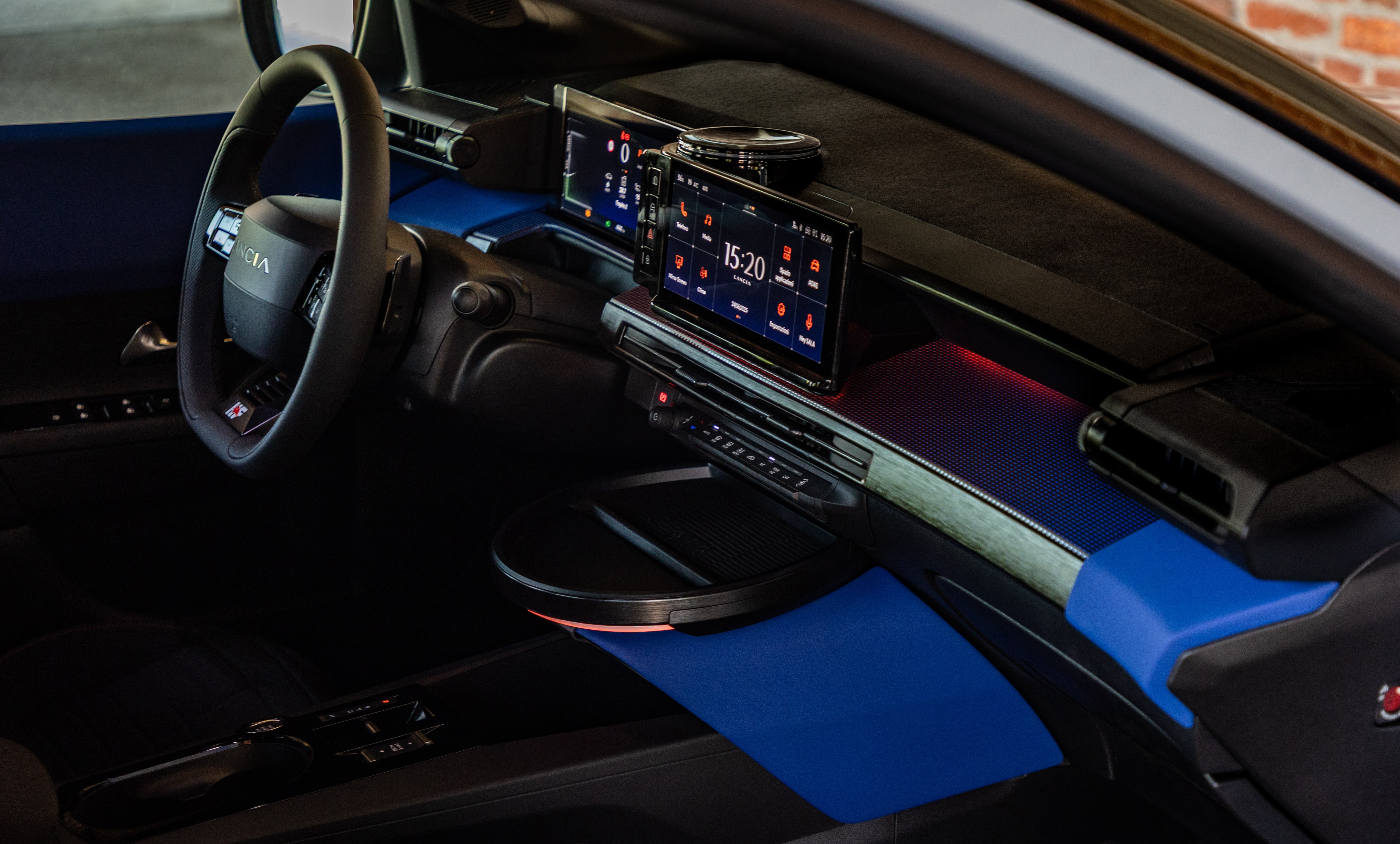 Detalles del revestimiento interior del Lancia Ypsilon, destacando texturas elegantes.