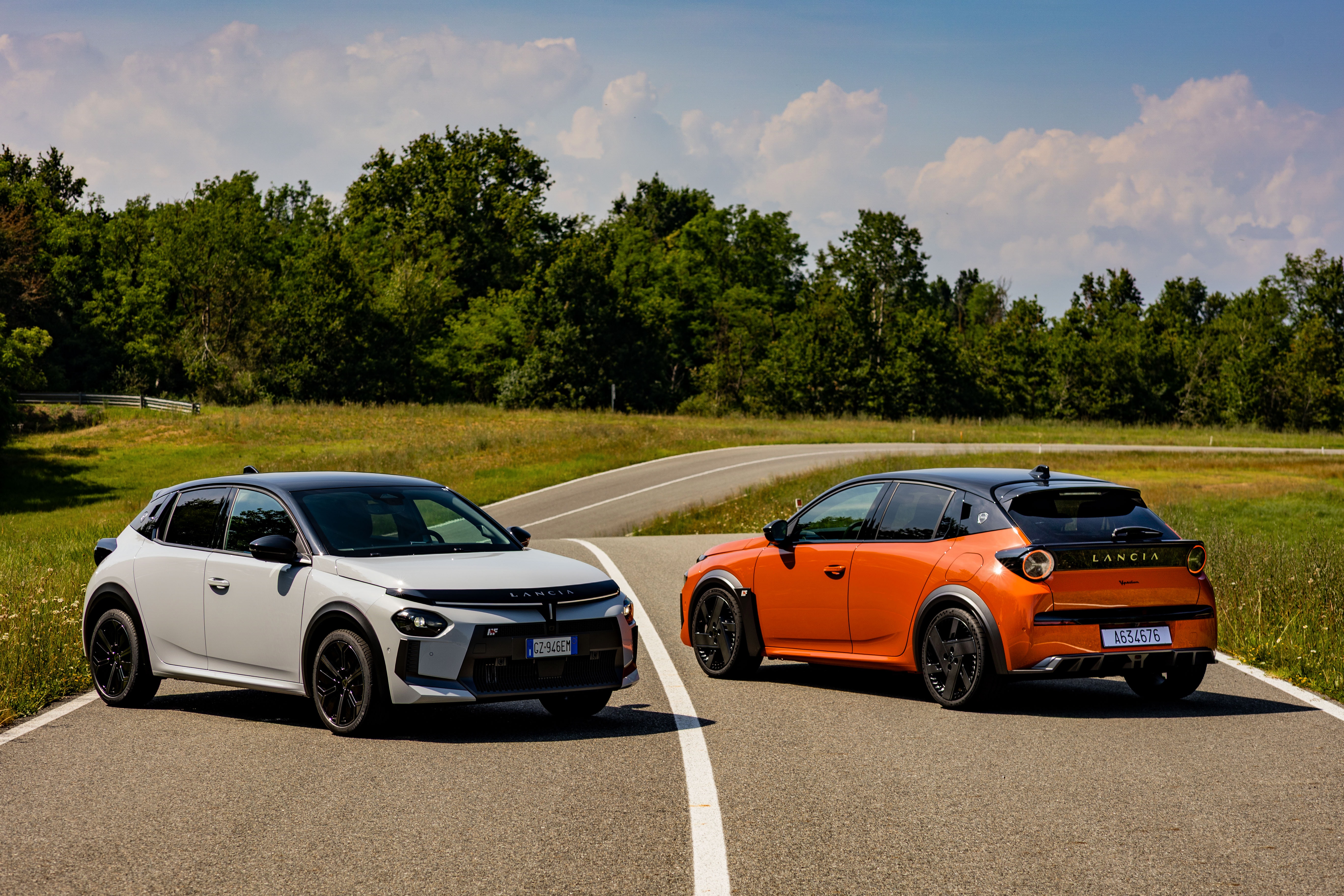 Vista lateral del salpicadero del Lancia Ypsilon, con tecnología integrada.