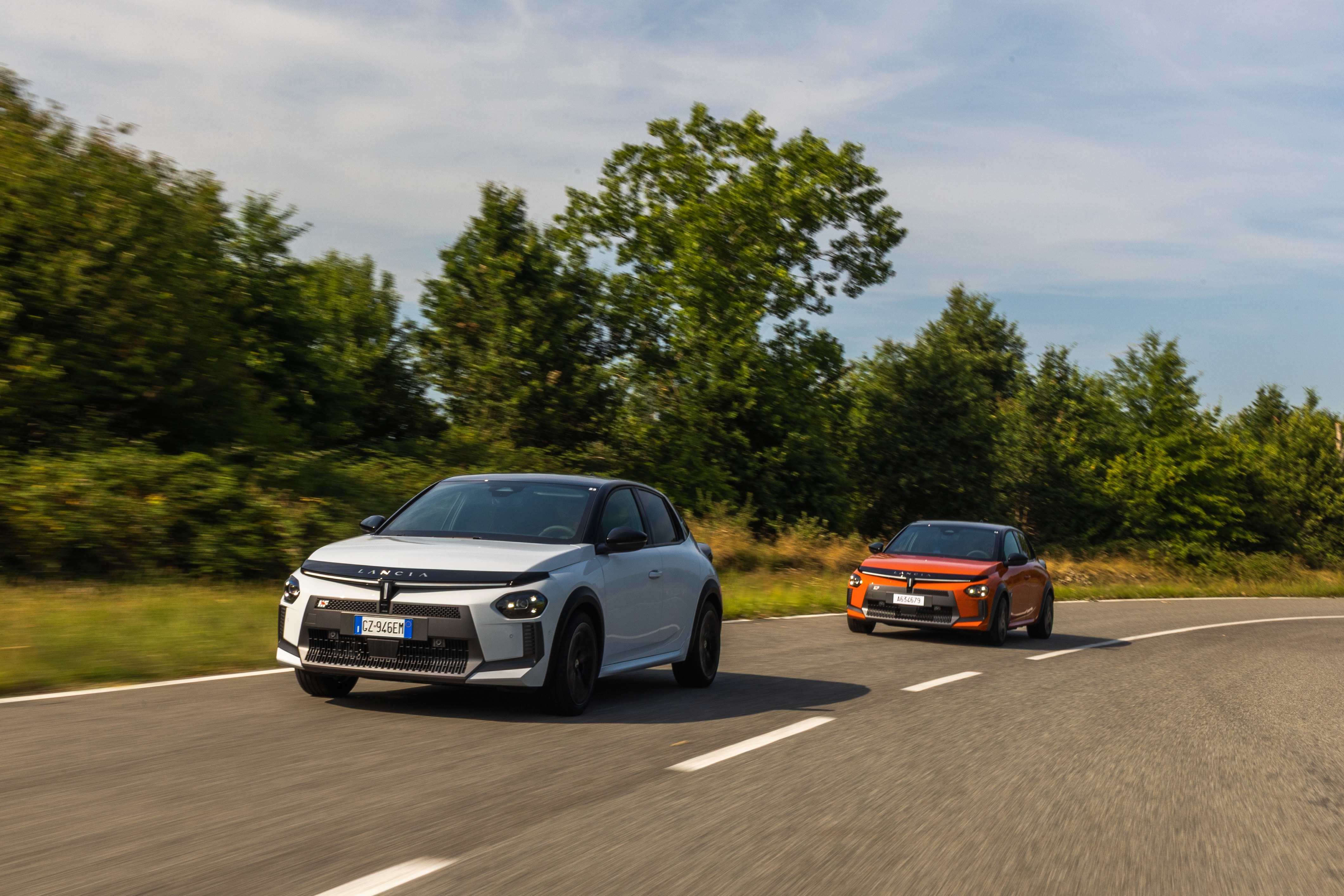 El Lancia Ypsilon destaca en la carretera con su diseño moderno y dinámico.