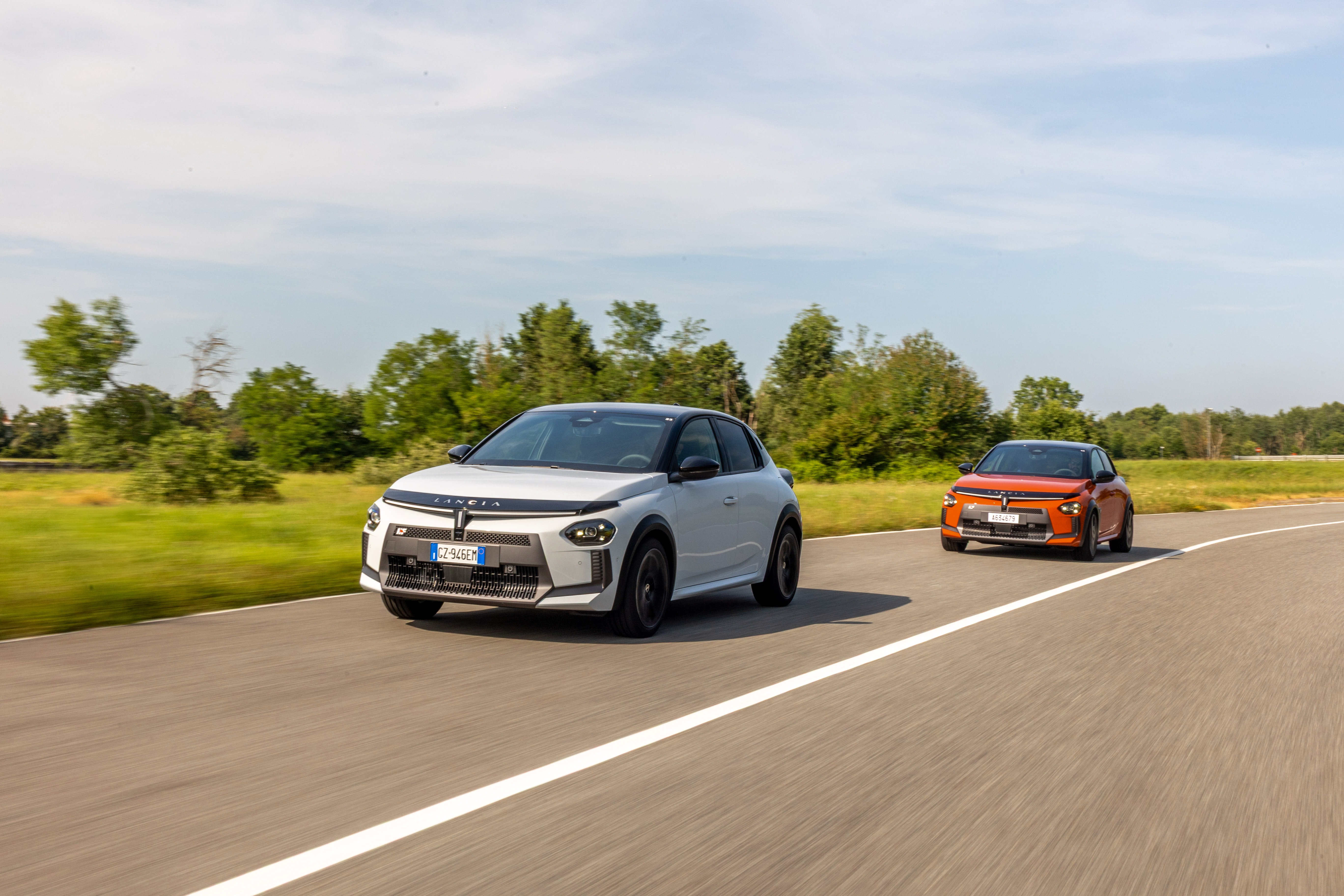 El ángulo frontal del Lancia Ypsilon combina estilo y deportividad.