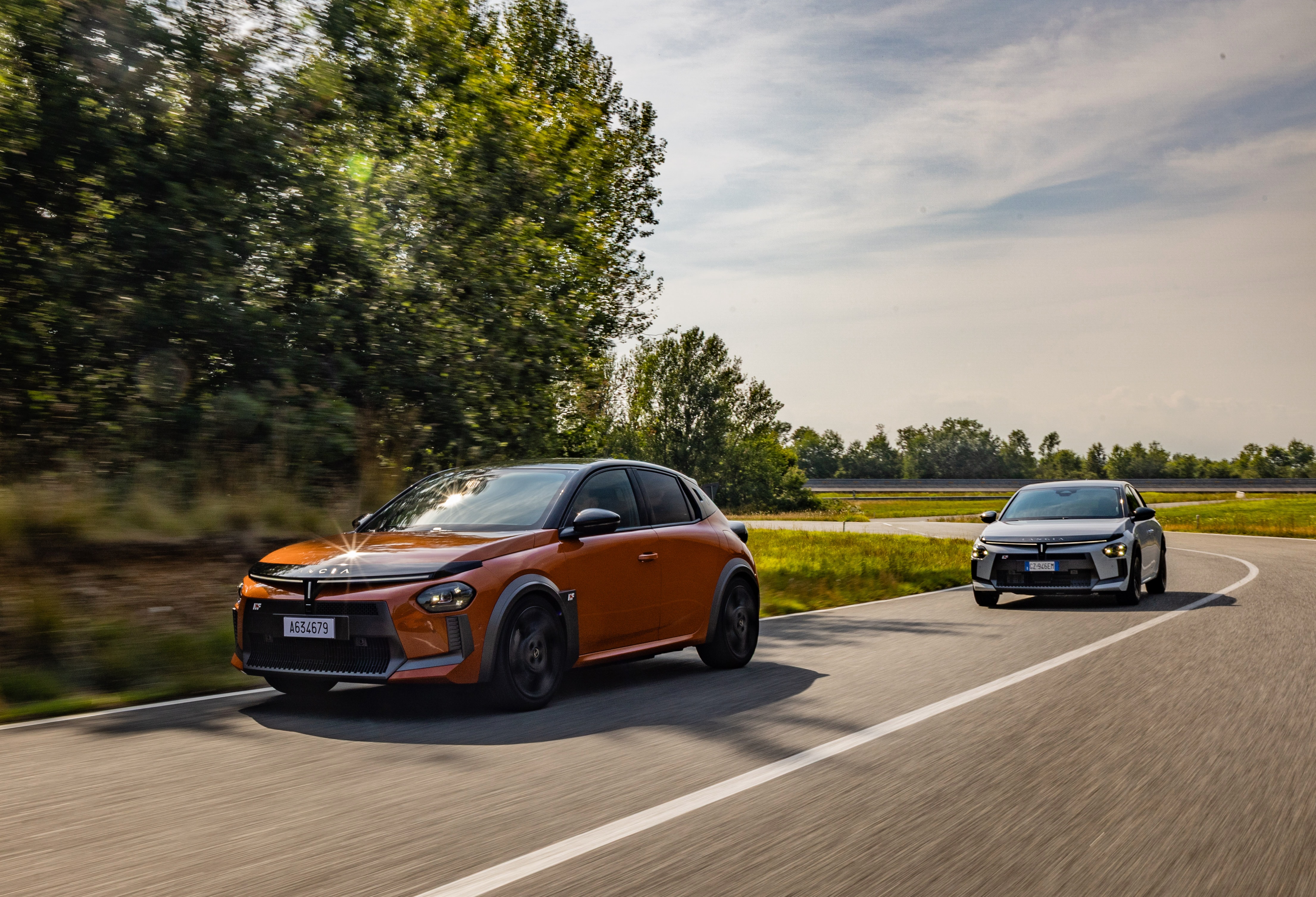 Retrato lateral de los Lancia Ypsilon, mostrando sus líneas suaves.