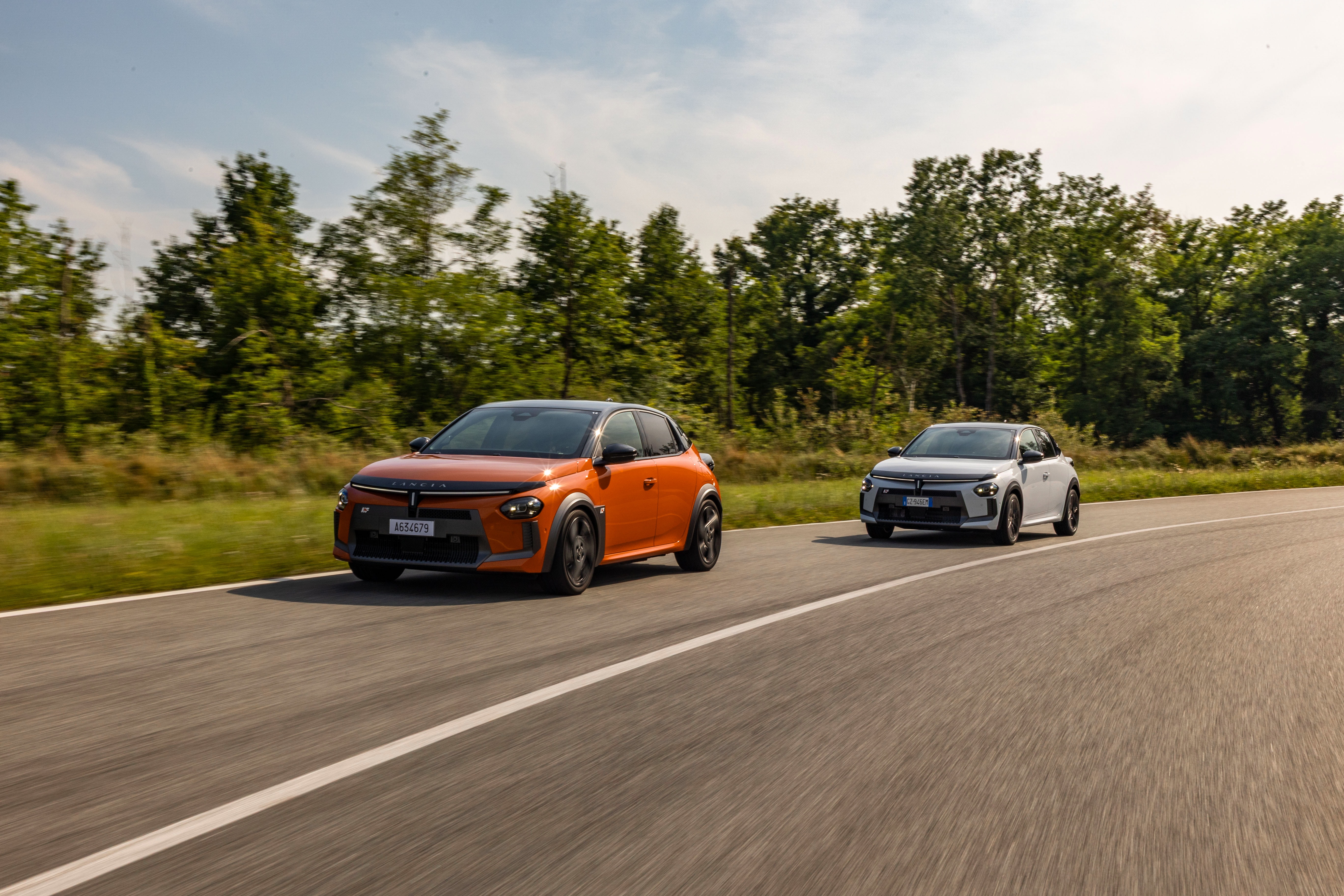 El Lancia Ypsilon naranja resalta su carácter deportivo, en compañía de otro modelo.