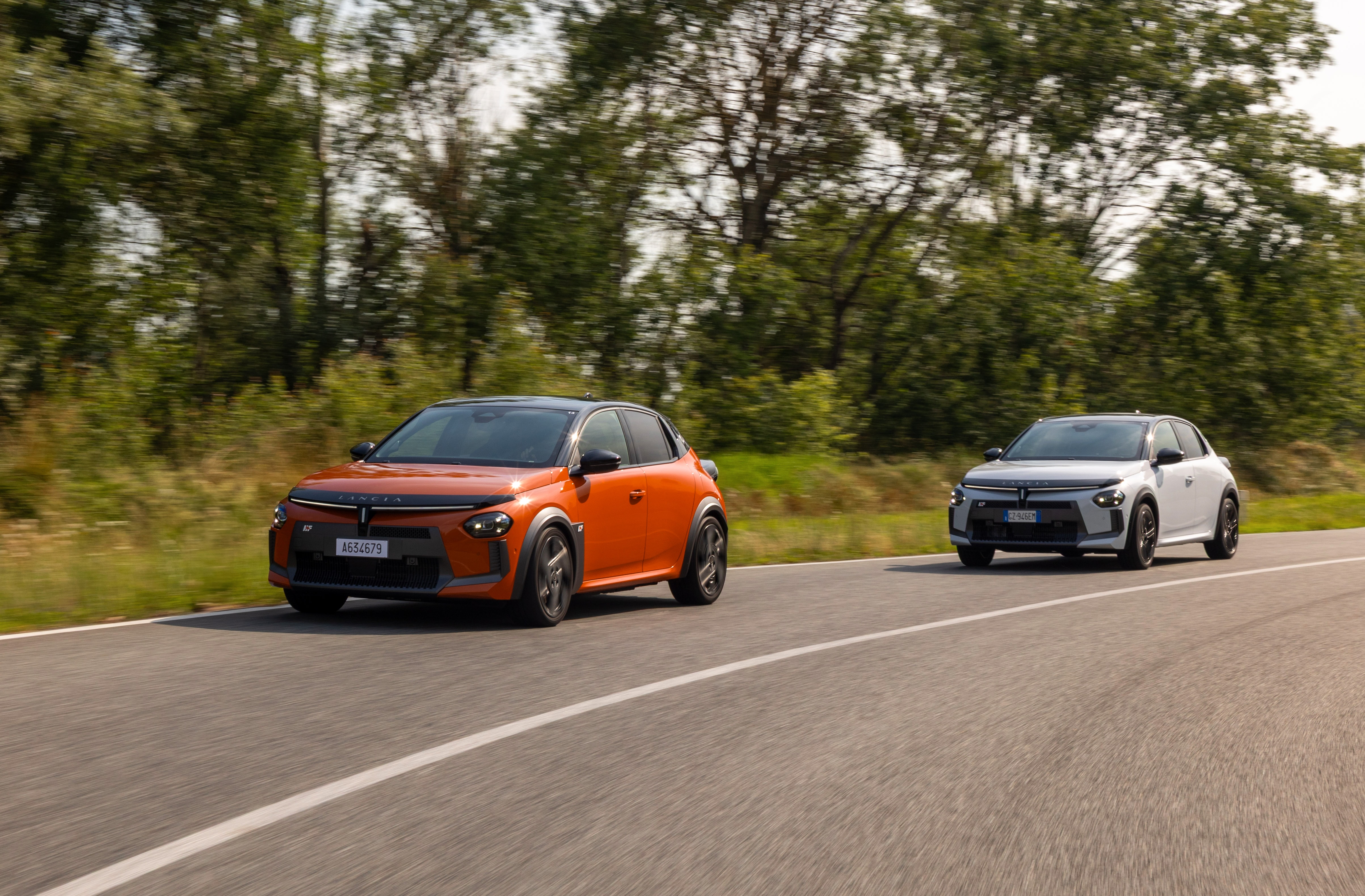 Dos Lancia Ypsilon en un entorno natural, una mezcla de diseño y estilo.