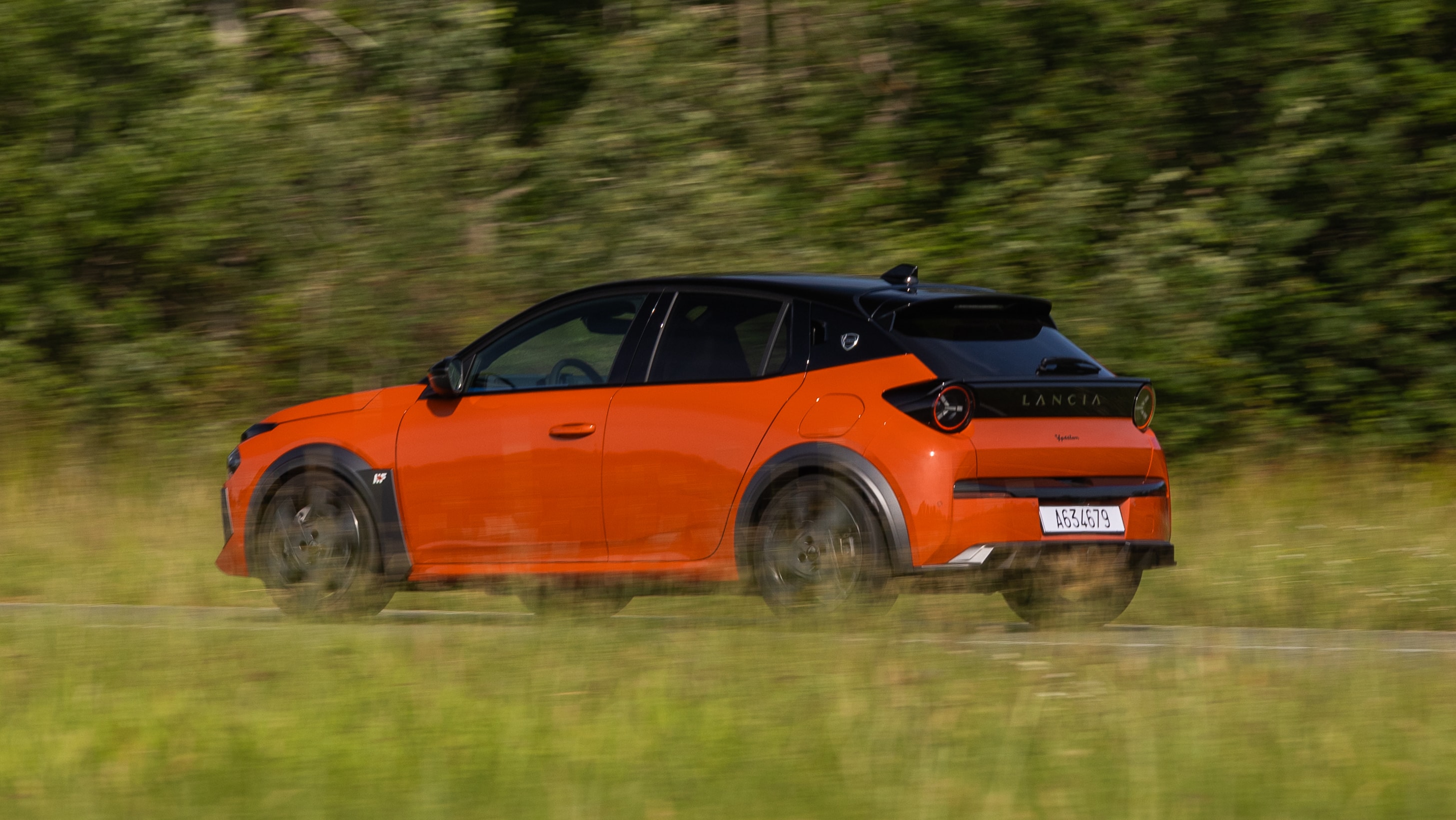 Perfil del Lancia Ypsilon en blanco, evidencia de su modernidad y diseño atractivo.