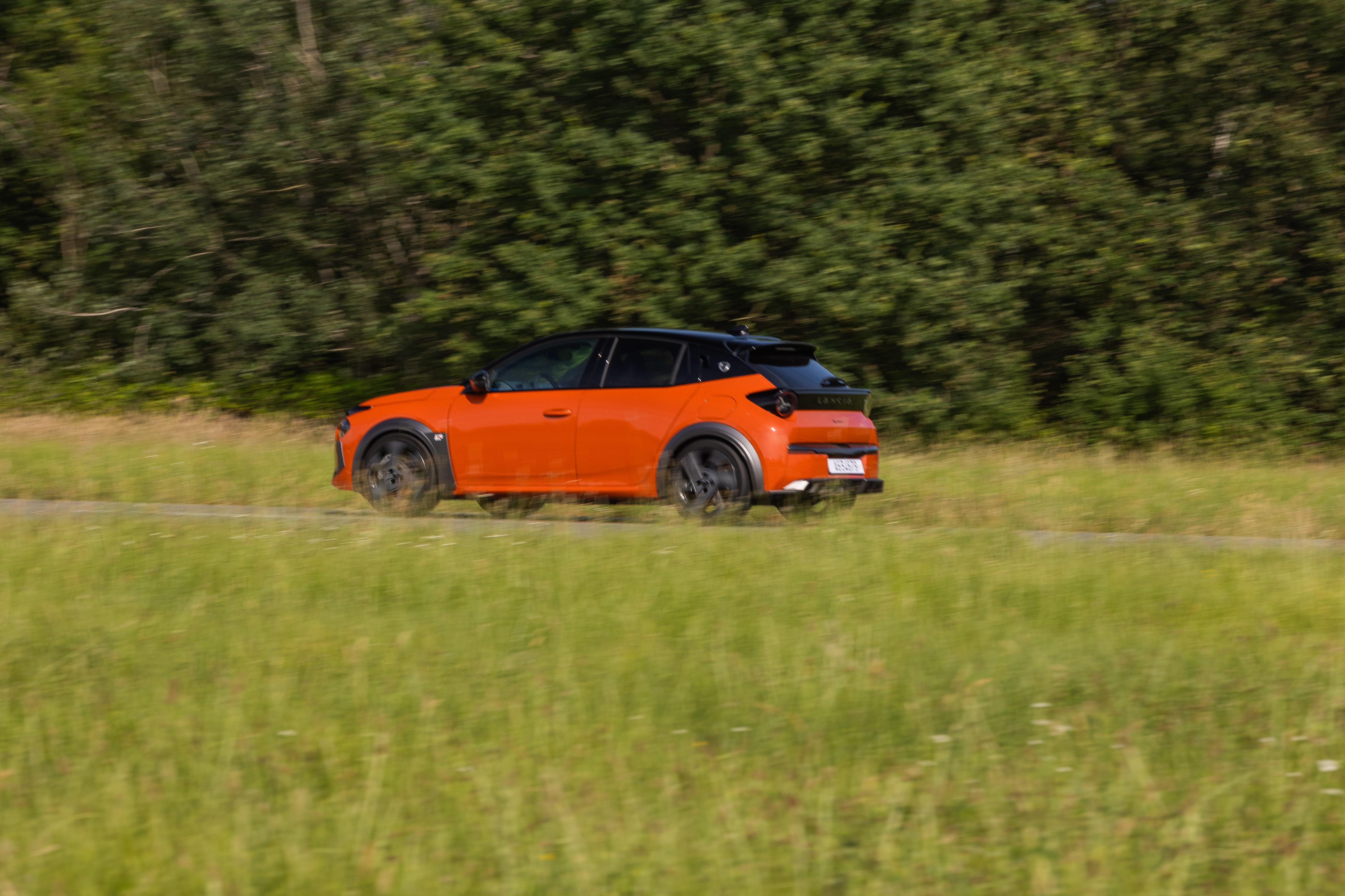 El Lancia Ypsilon en un lateral que resalta su contorno estilizado y aerodinámico.