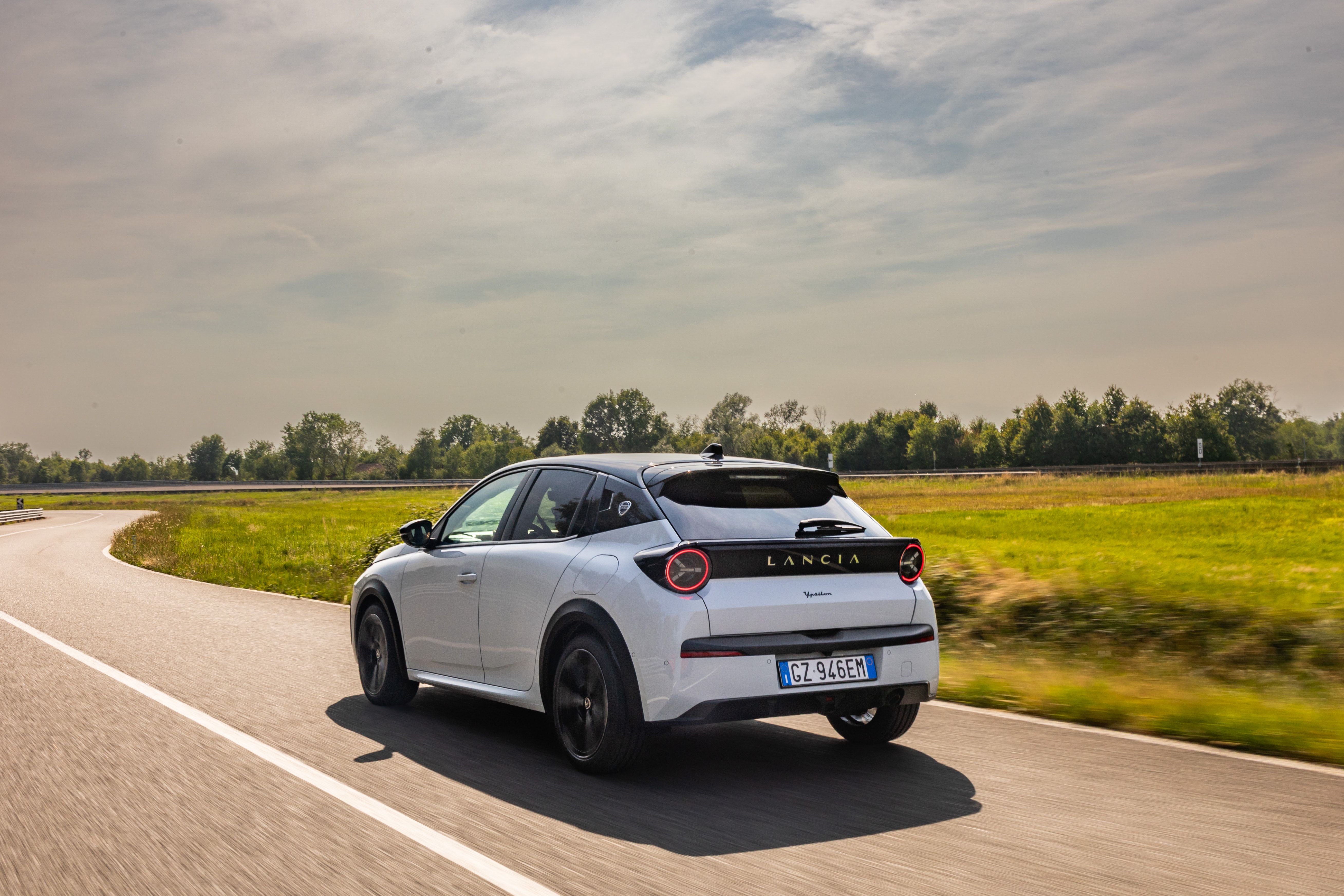 El Lancia Ypsilon girando en una carretera, combinando estilo y rendimiento.