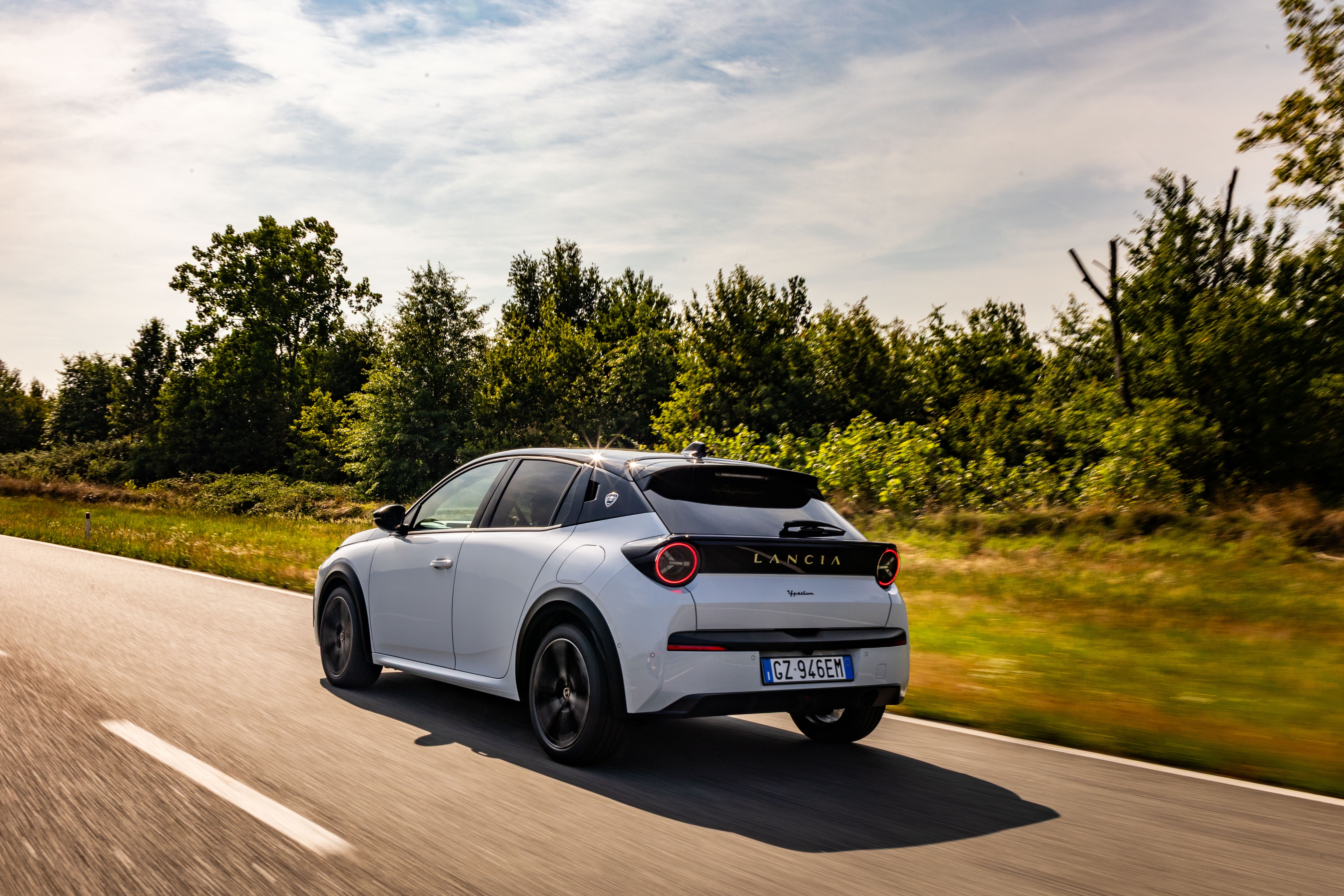 El Lancia Ypsilon en una curva, mostrando su agilidad y diseño aerodinámico.