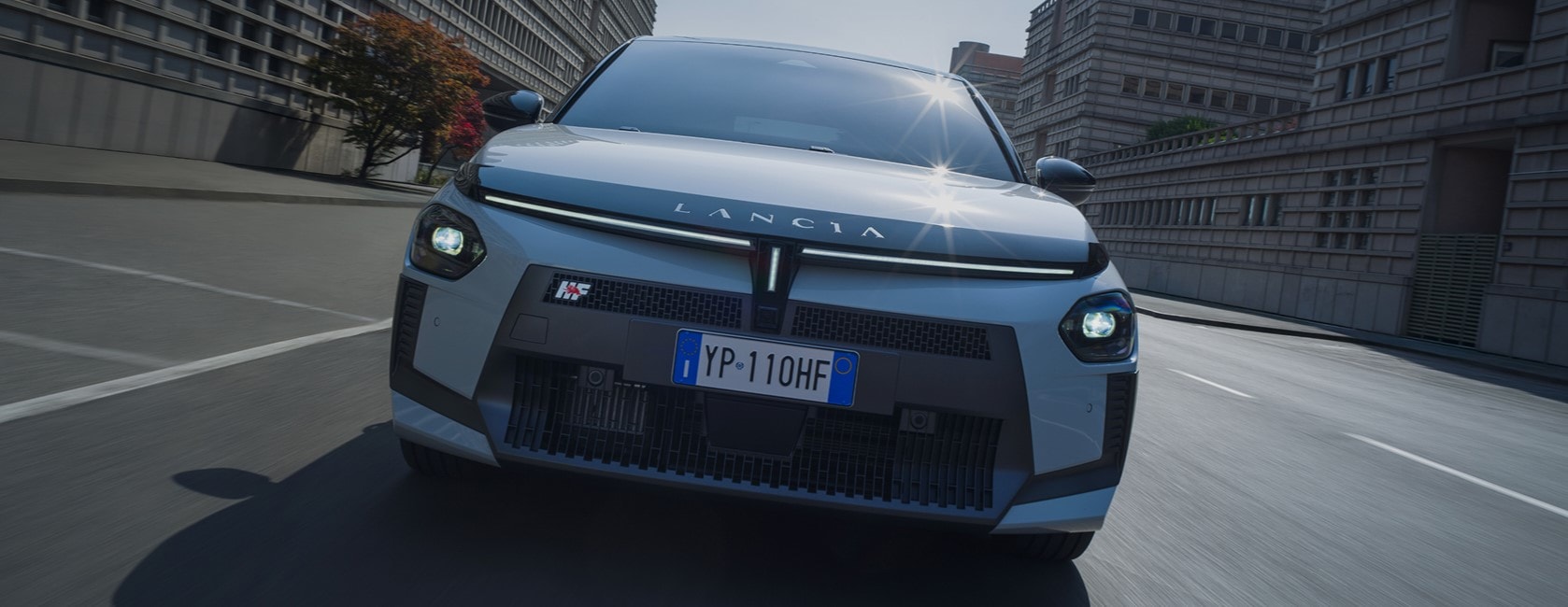 Impresionante ángulo lateral y frontal del Lancia Ypsilon, mostrando su estilo contemporáneo.