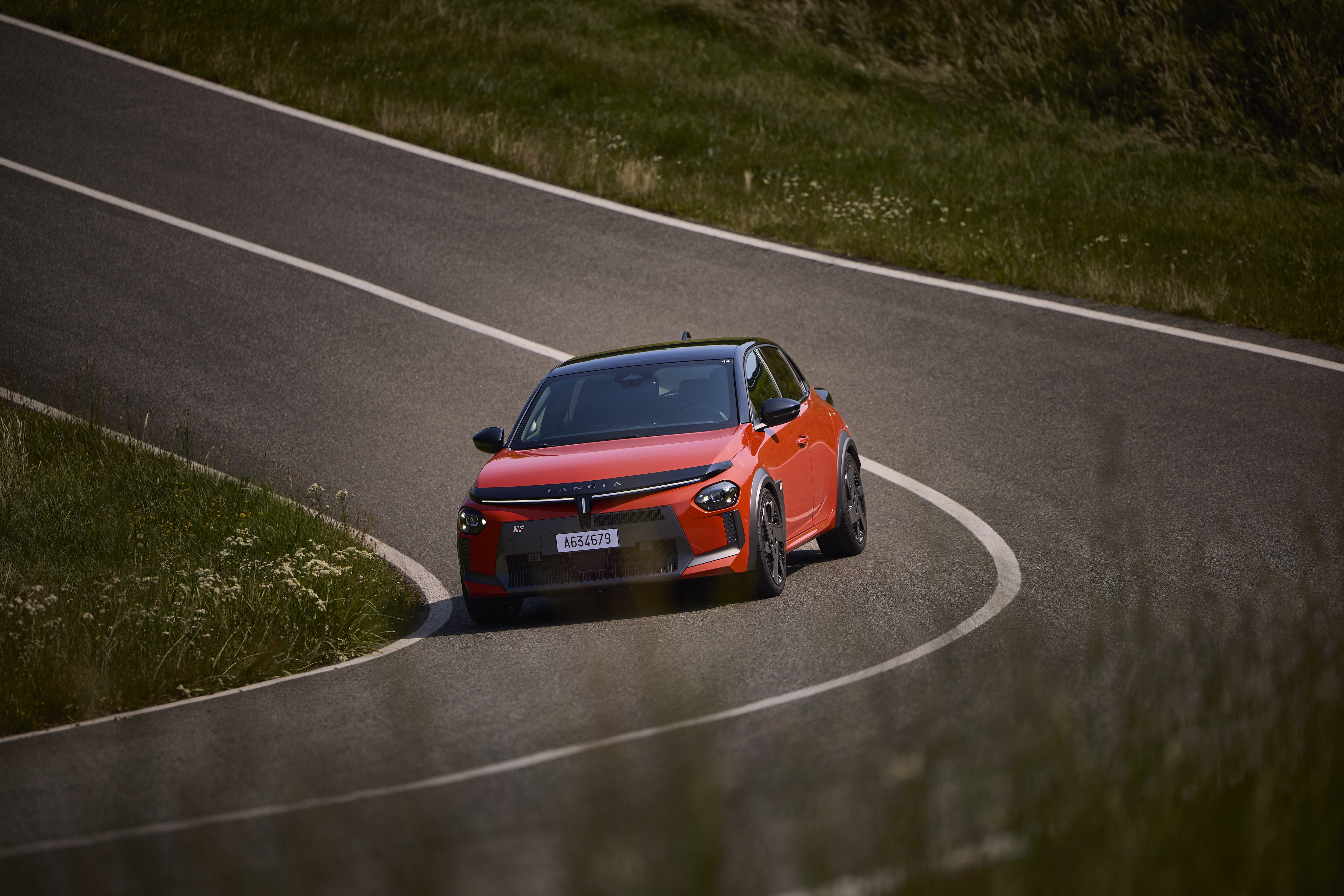 Detalle del área trasera, enfatizando el diseño del maletero.