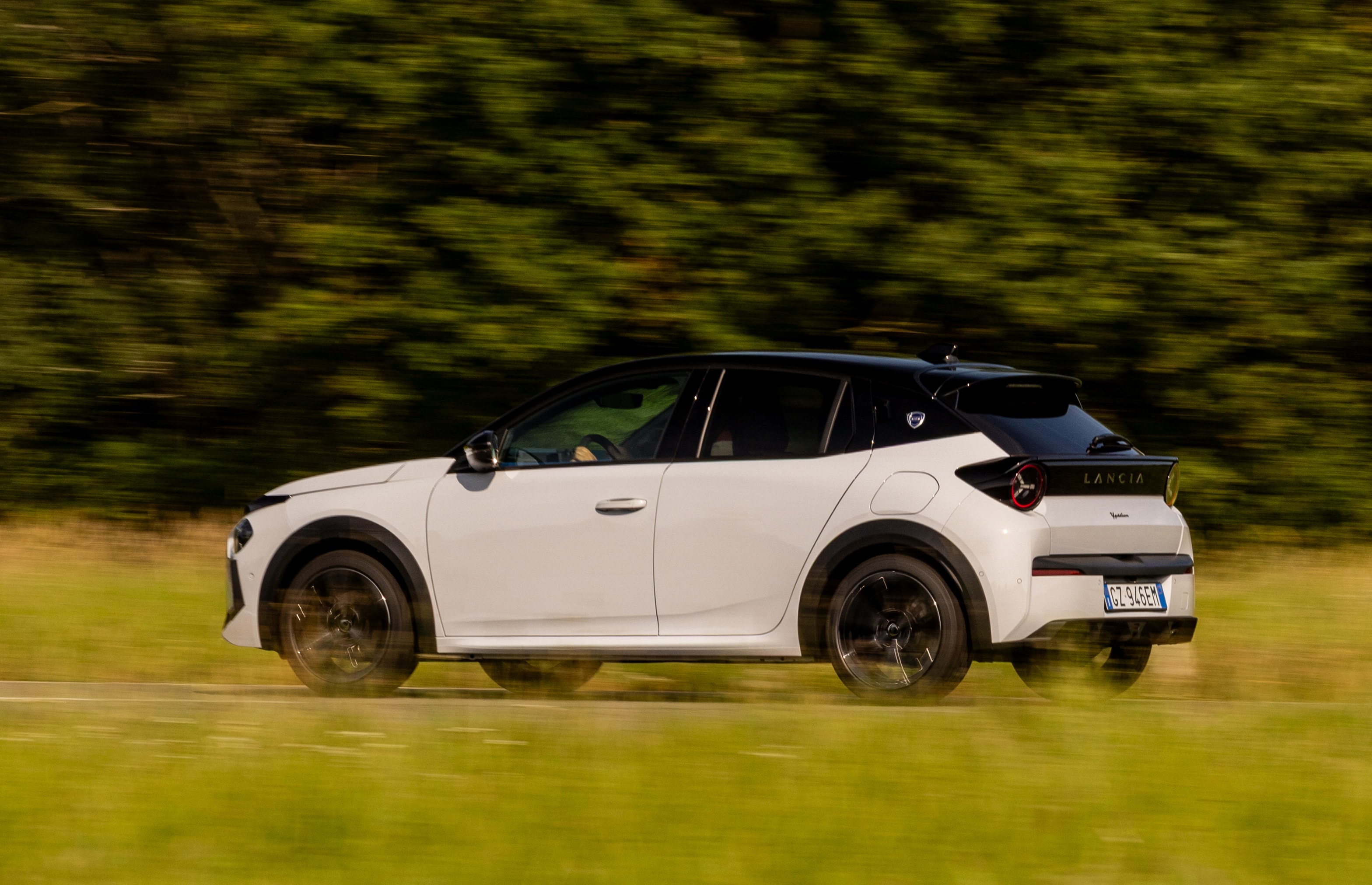 Dos Lancia Ypsilon en movimiento, mostrando su dinamismo y refinamiento.