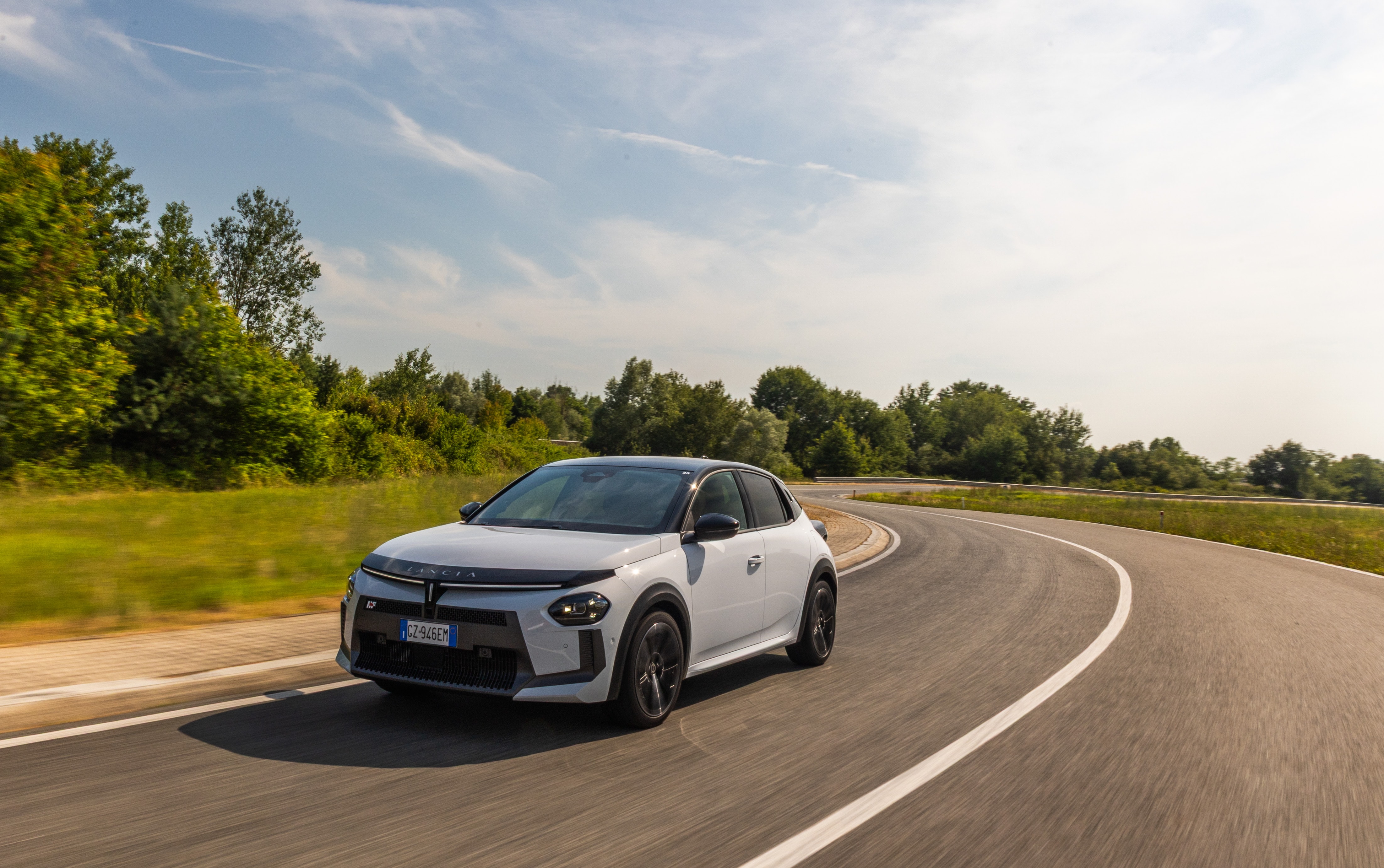 Lancia Ypsilon circulando por una carretera, resaltando su estética dinámica.