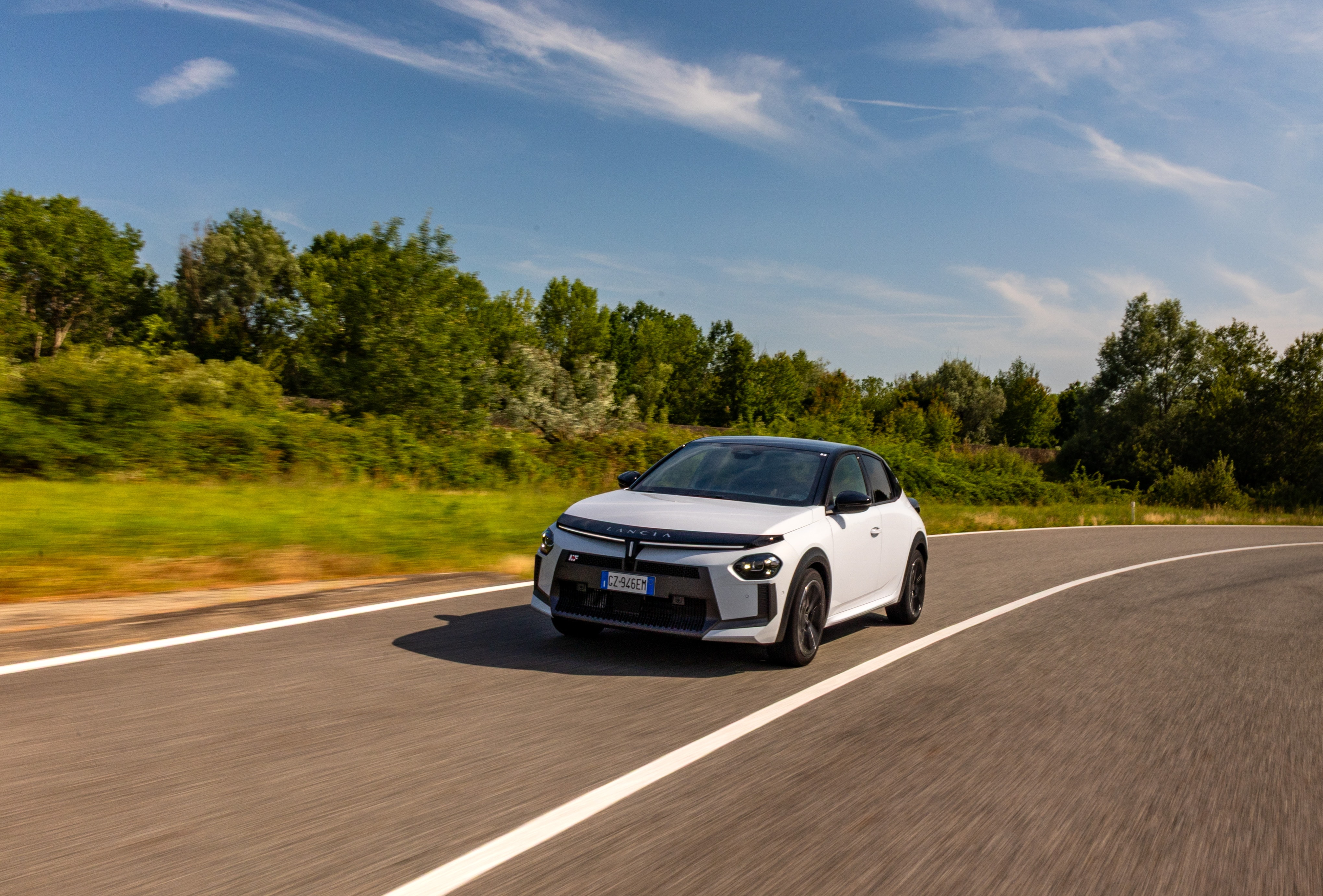 Lancia Ypsilon en movimiento, reflejando su agilidad y rendimiento.