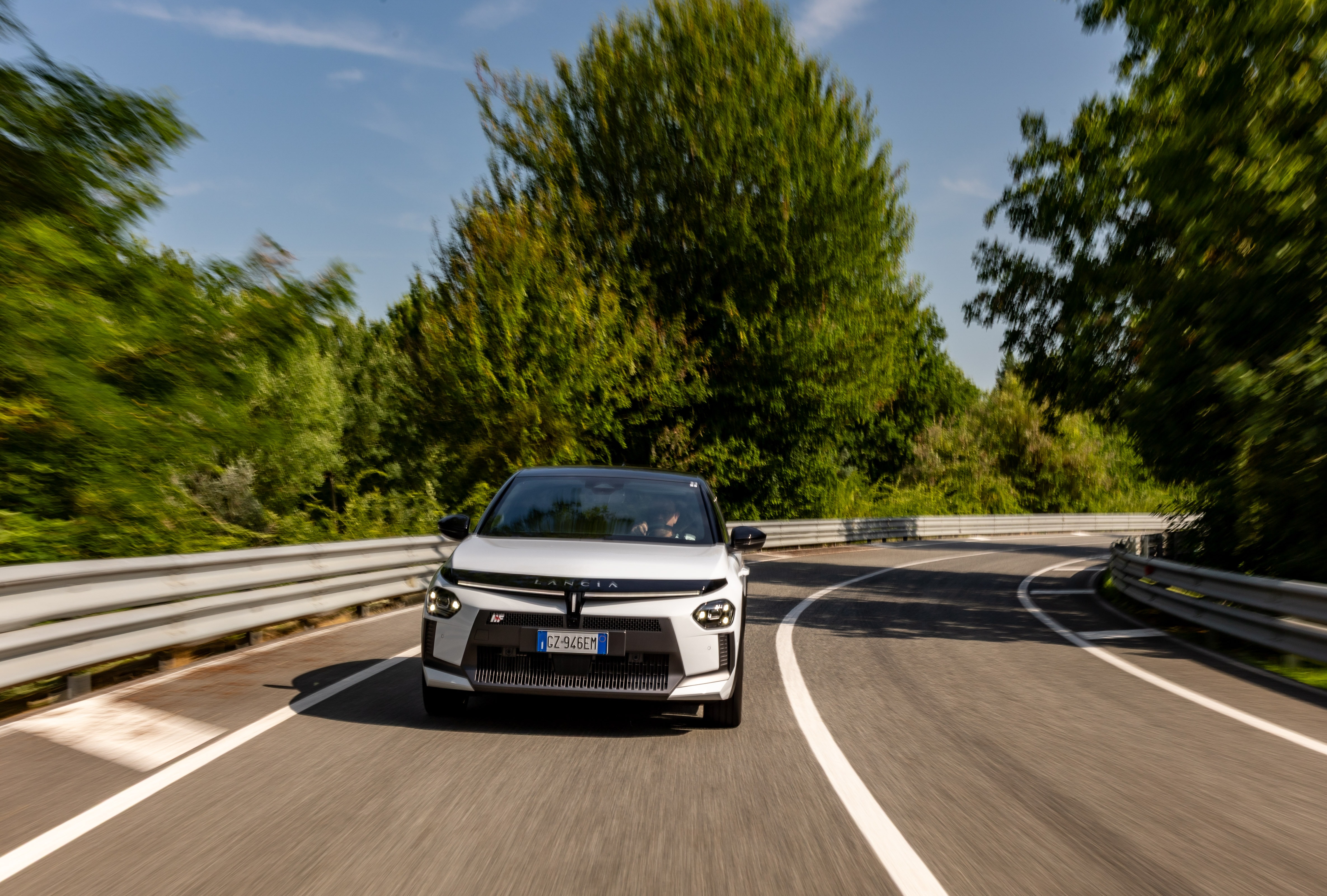 El Lancia Ypsilon avanzando con confianza, resaltando su parrilla distintiva.