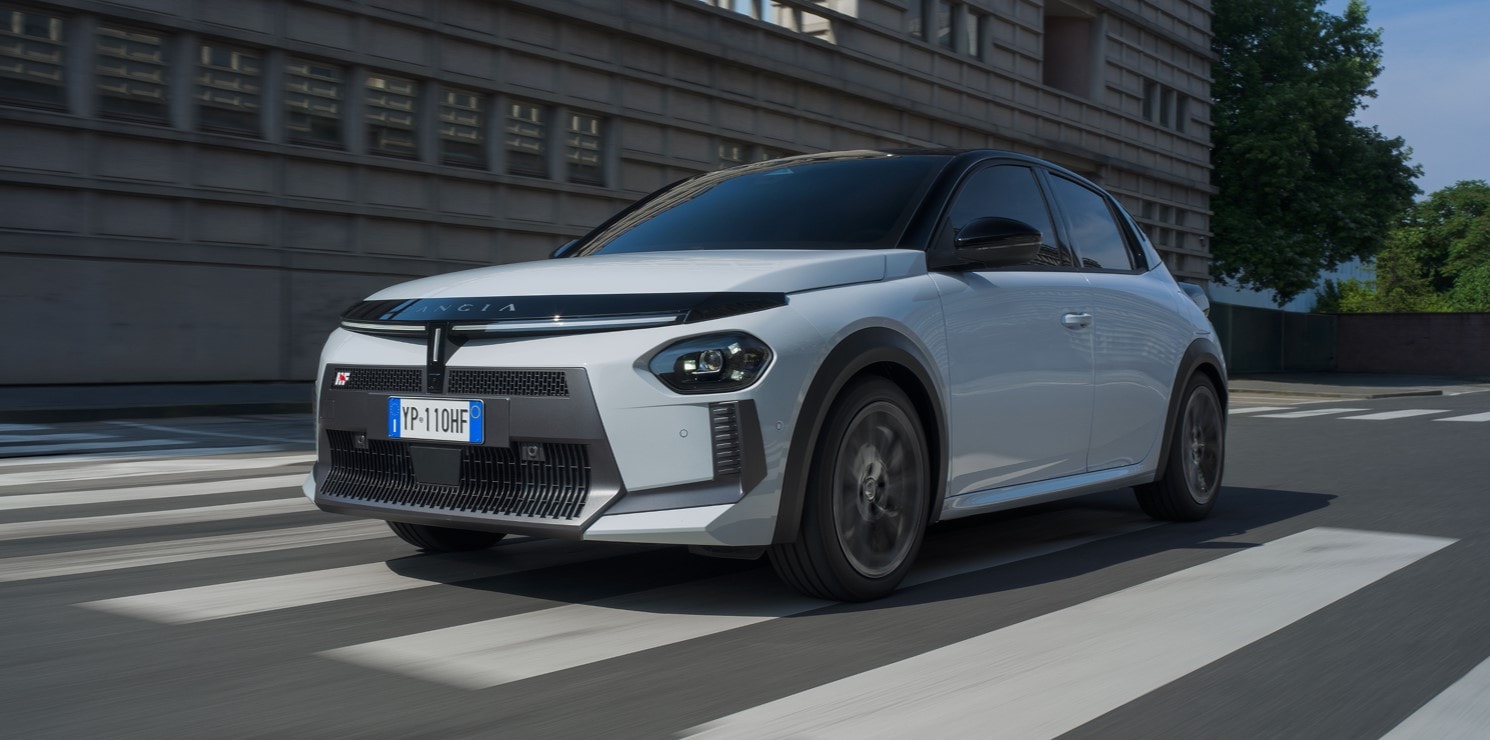 Perspectiva frontal del Lancia Ypsilon, enfatizando su diseño distintivo.