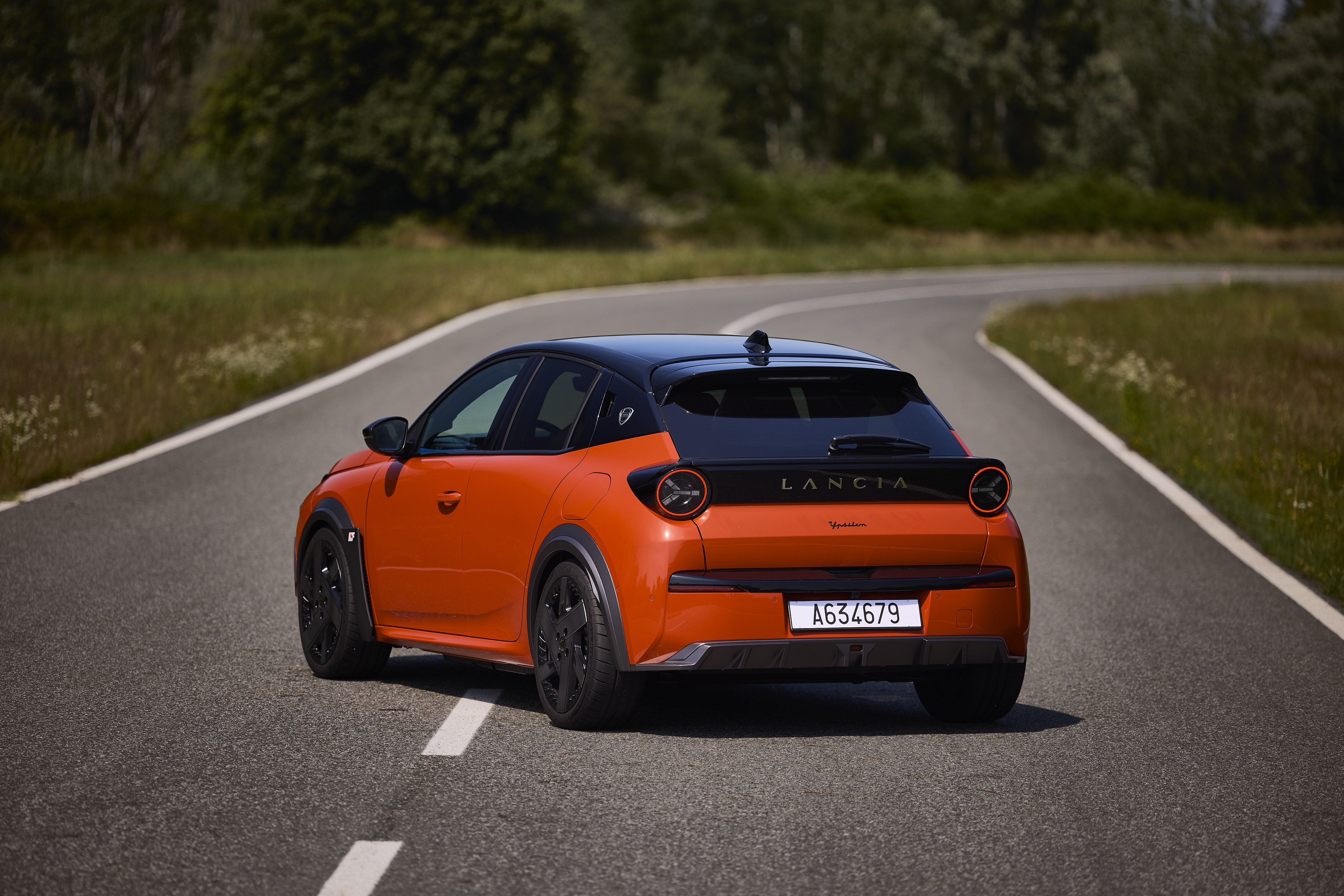 Detalle del frontal del Lancia Ypsilon, con un estilo contemporáneo.