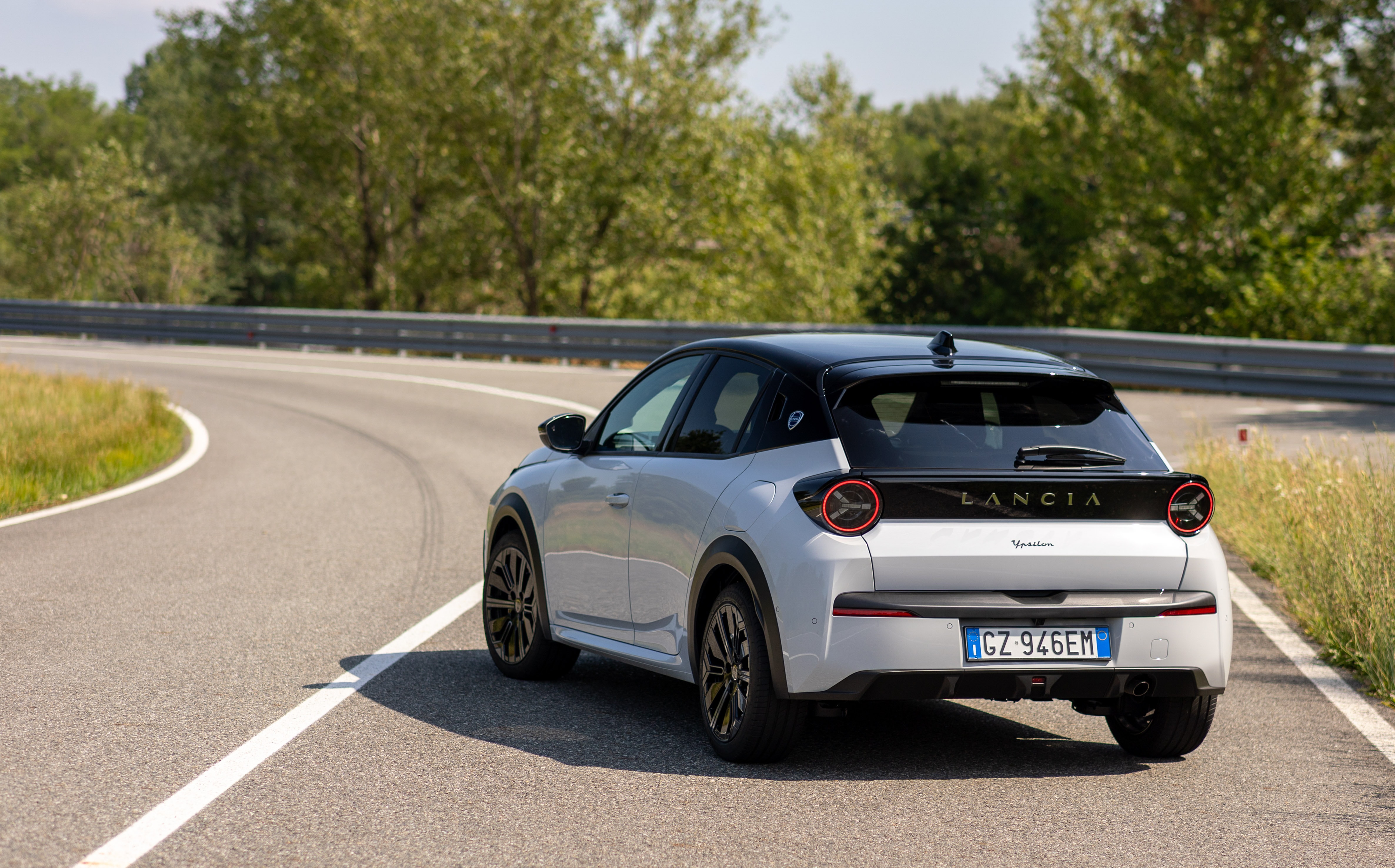 Vista frontal completa del Lancia Ypsilon que muestra sus líneas agresivas.