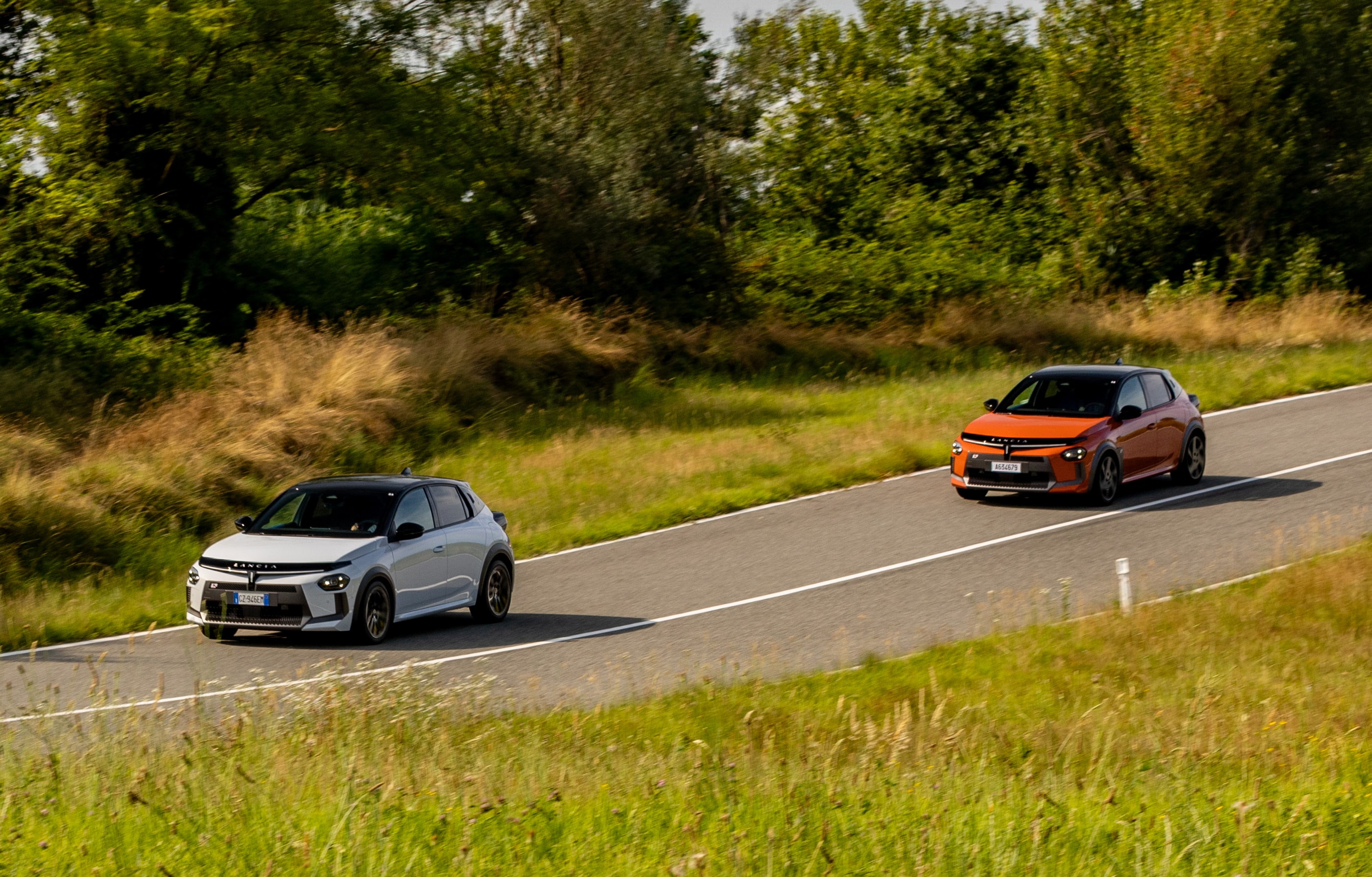 Un vistazo frontal del Lancia Ypsilon que destaca su diseño audaz y moderno.