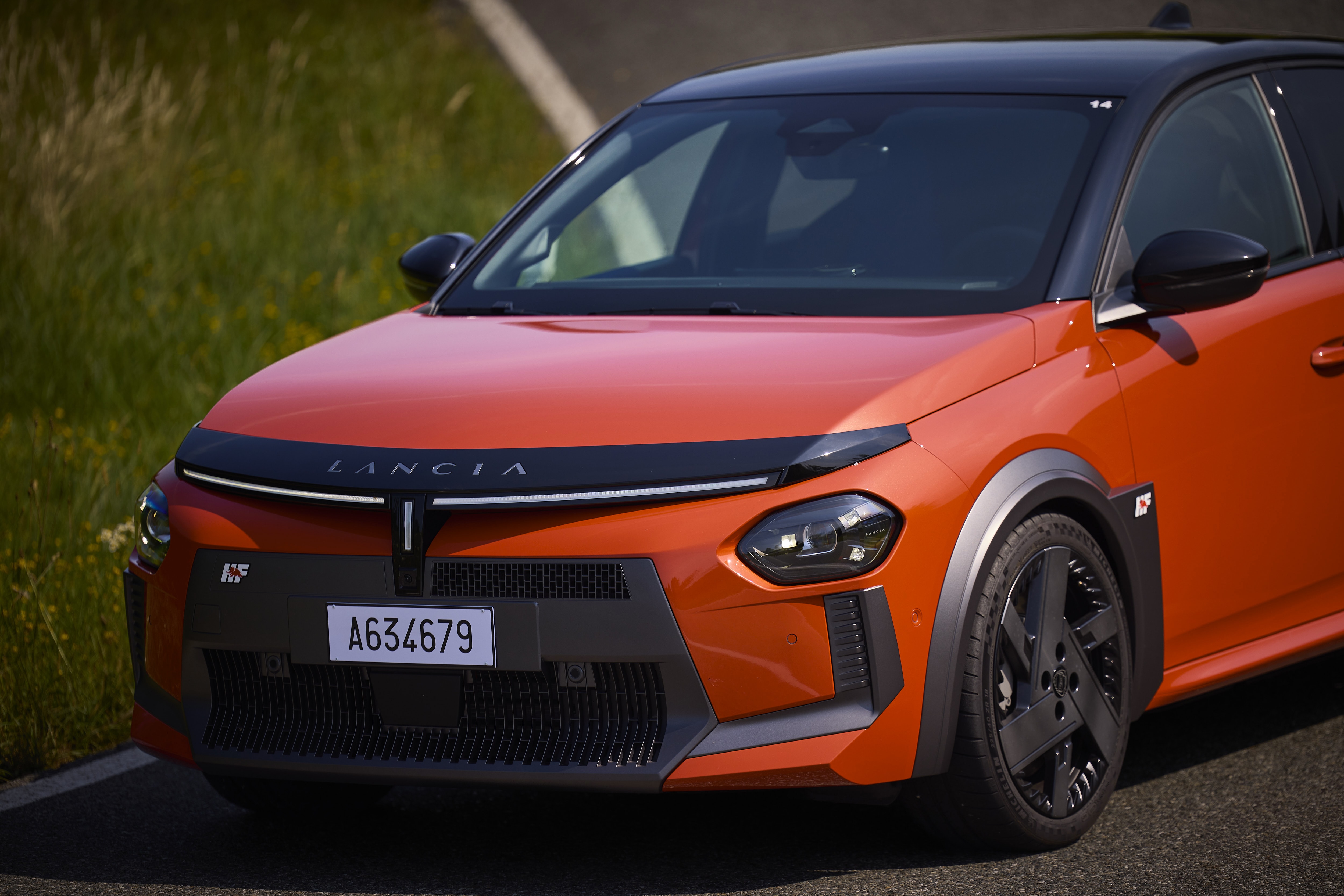 Lancia Ypsilon acelerando en una curva, mostrando su agilidad.