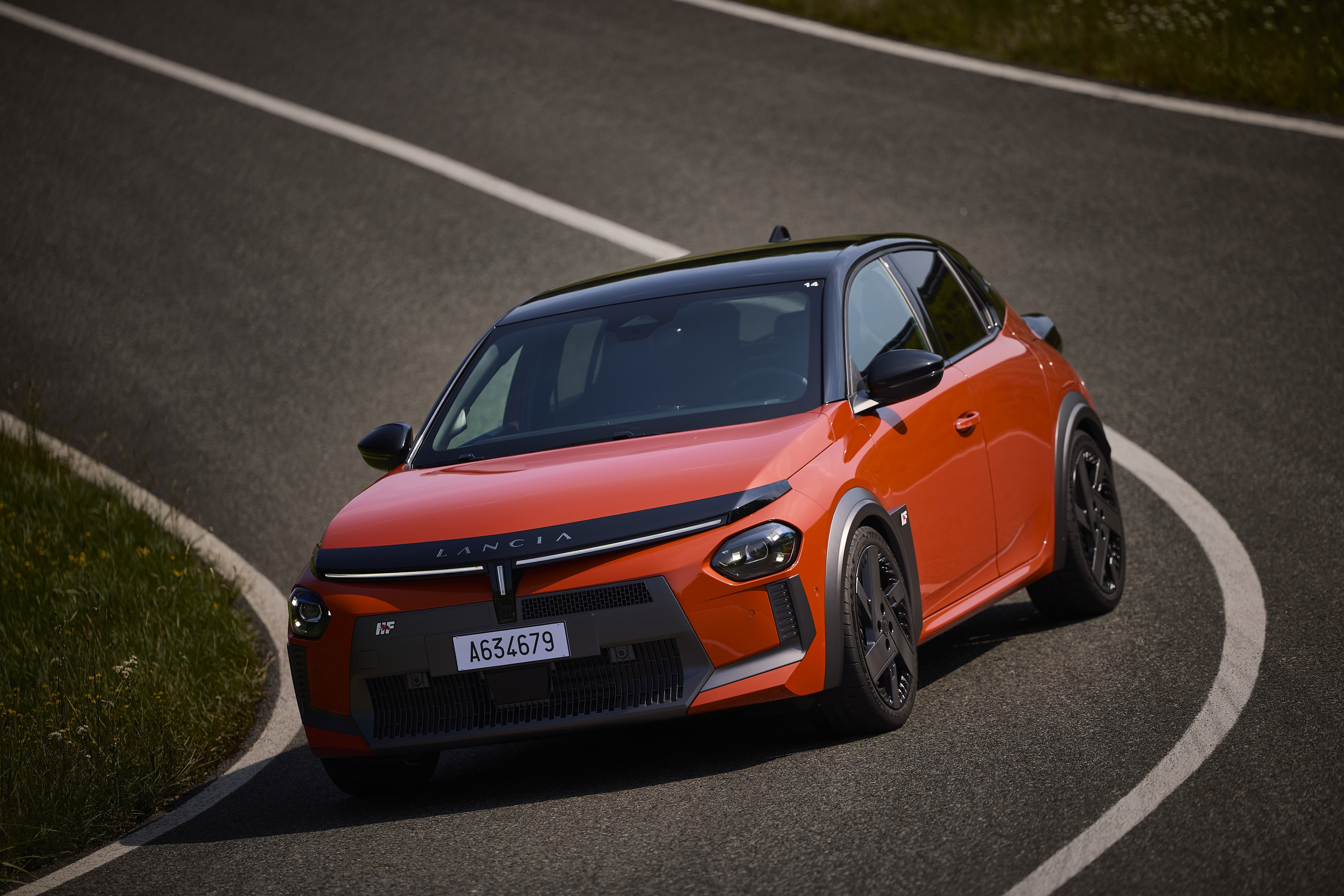 Lancia Ypsilon en curva, demostrando su fluidez en carretera.