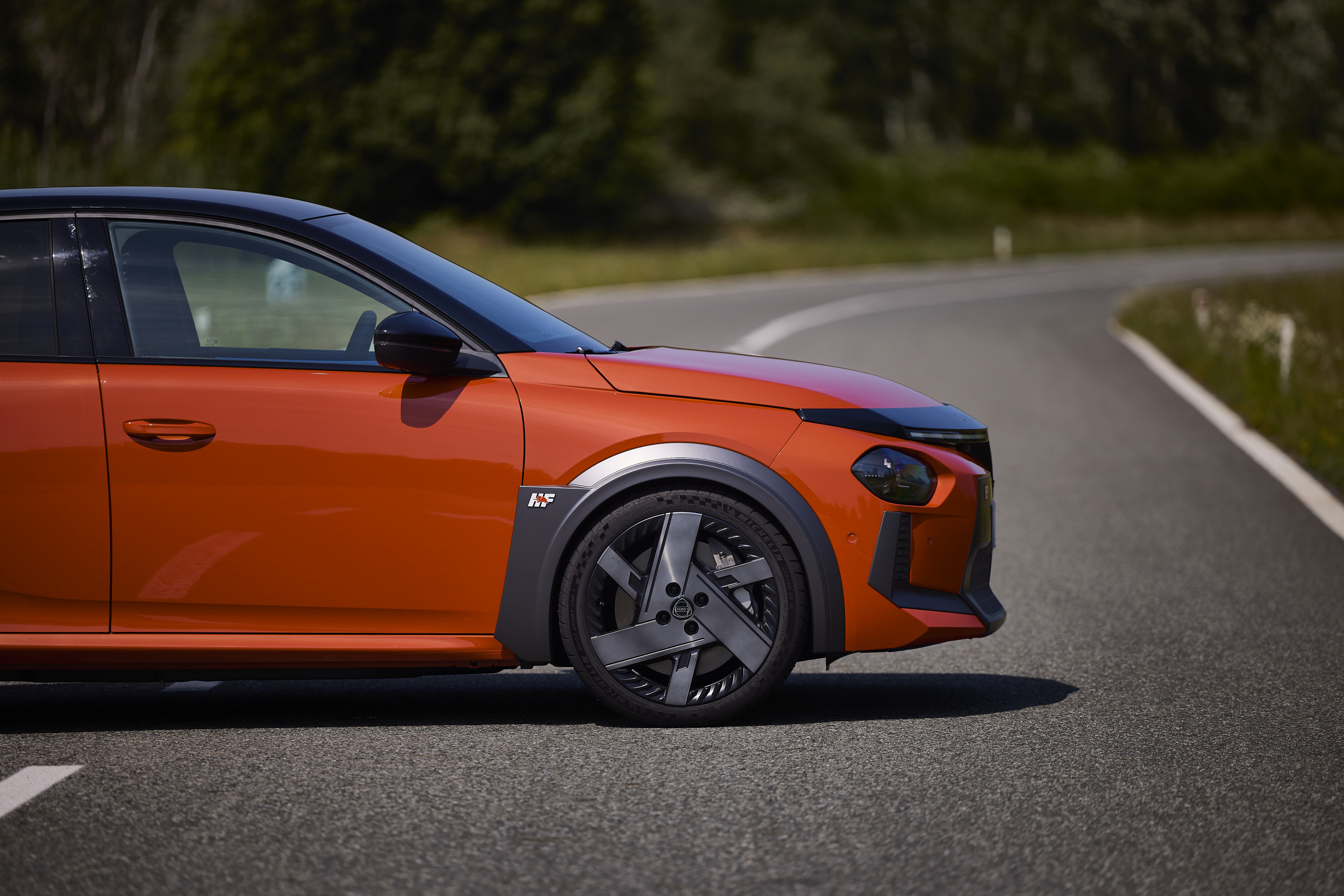 Perspectiva lateral del Lancia Ypsilon mostrando sus líneas dinámicas.
