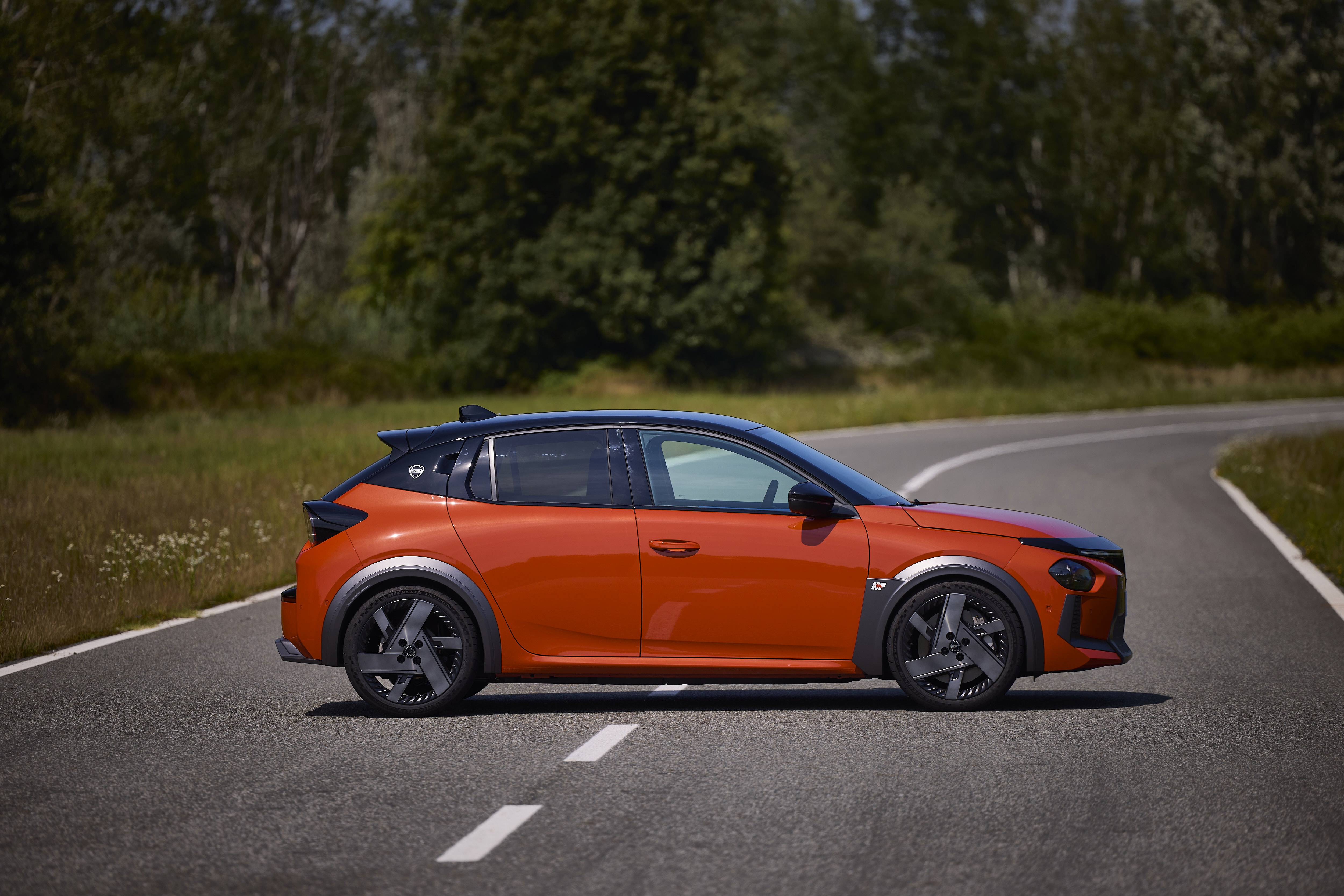 Vista lateral del Lancia Ypsilon, resalta su aerodinámica.