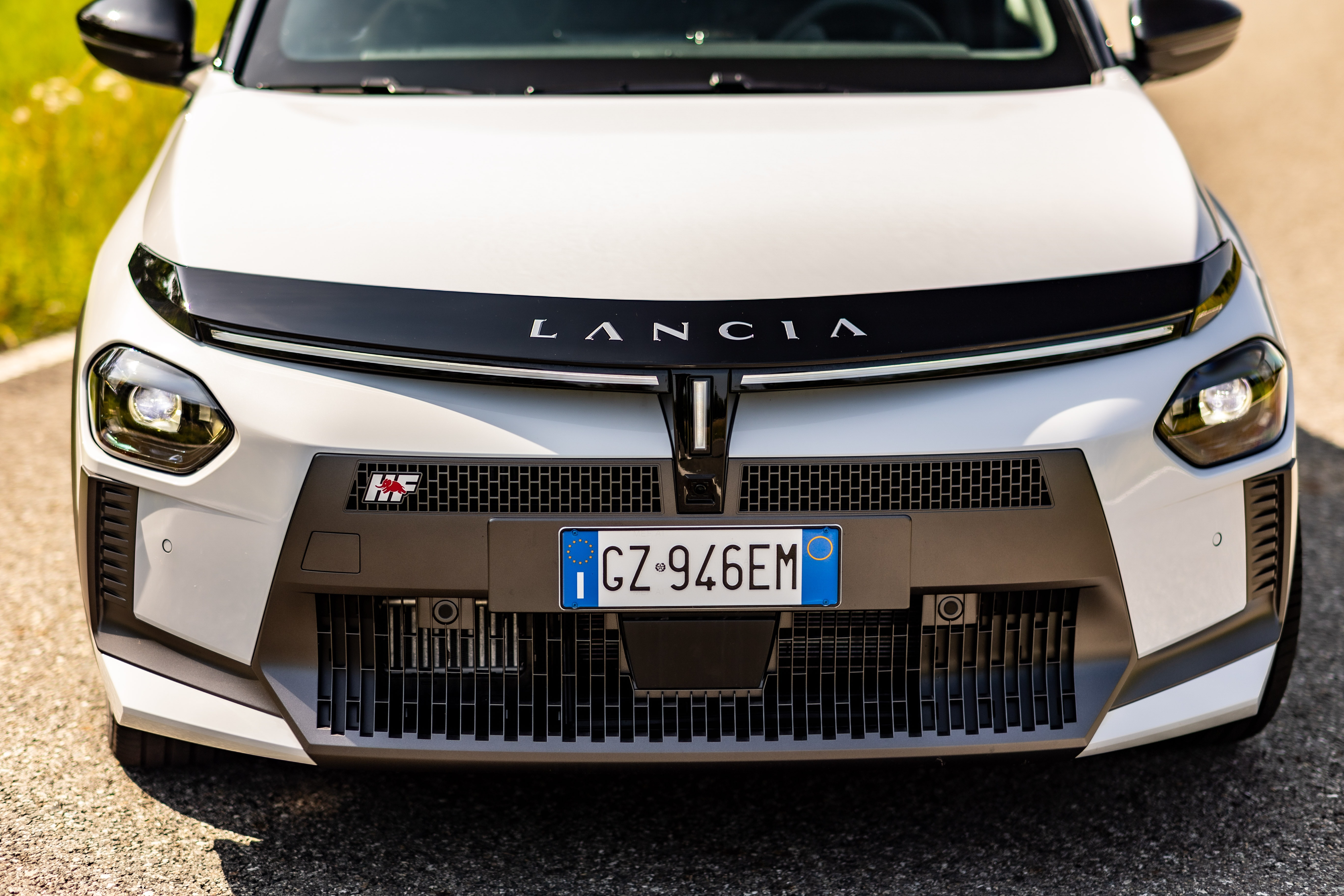 Logotipo Lancia al frente, símbolo de elegancia y sofisticación.