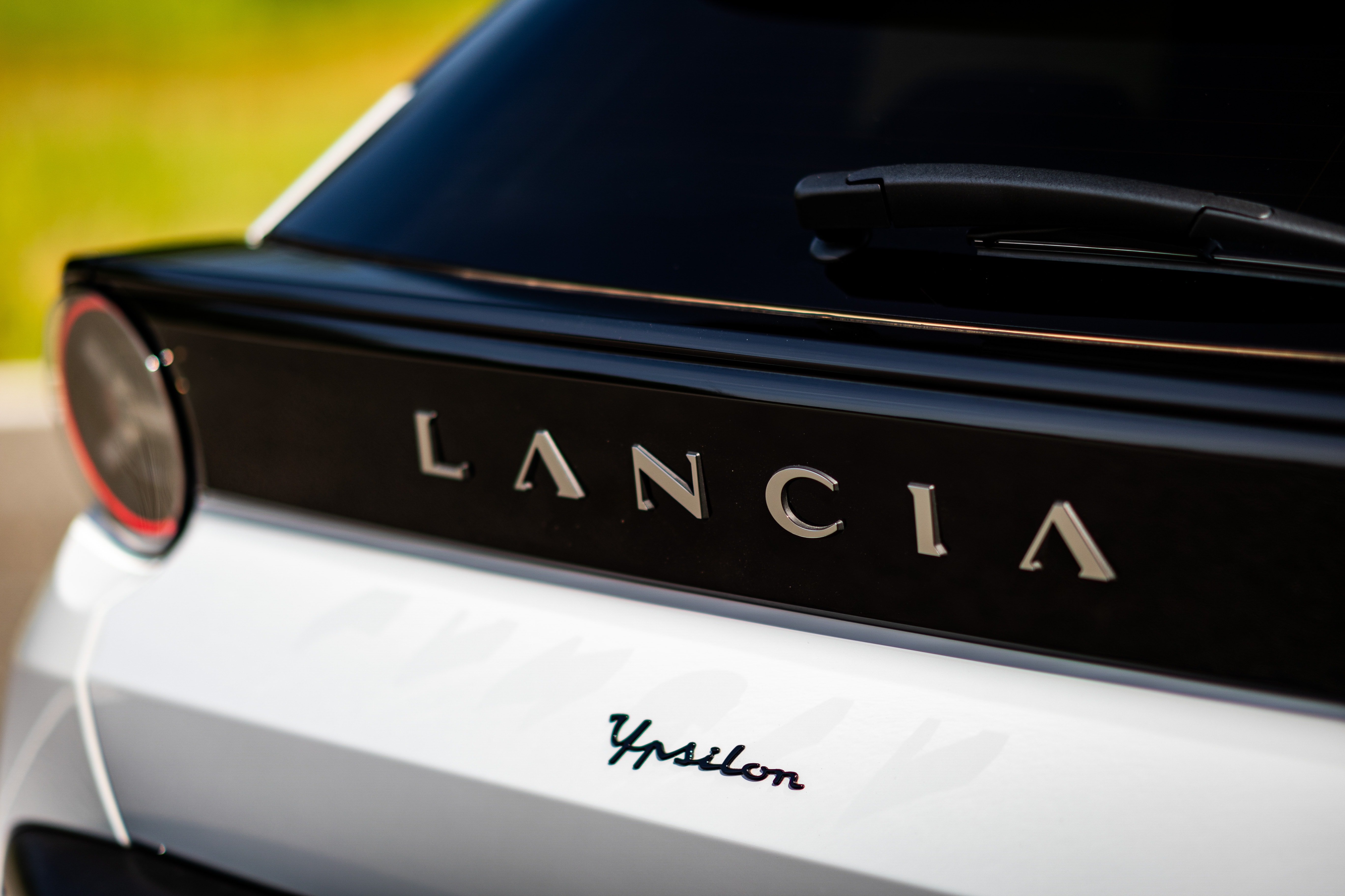 Logotipo Lancia Ypsilon en la parte trasera, reflejando su identidad.