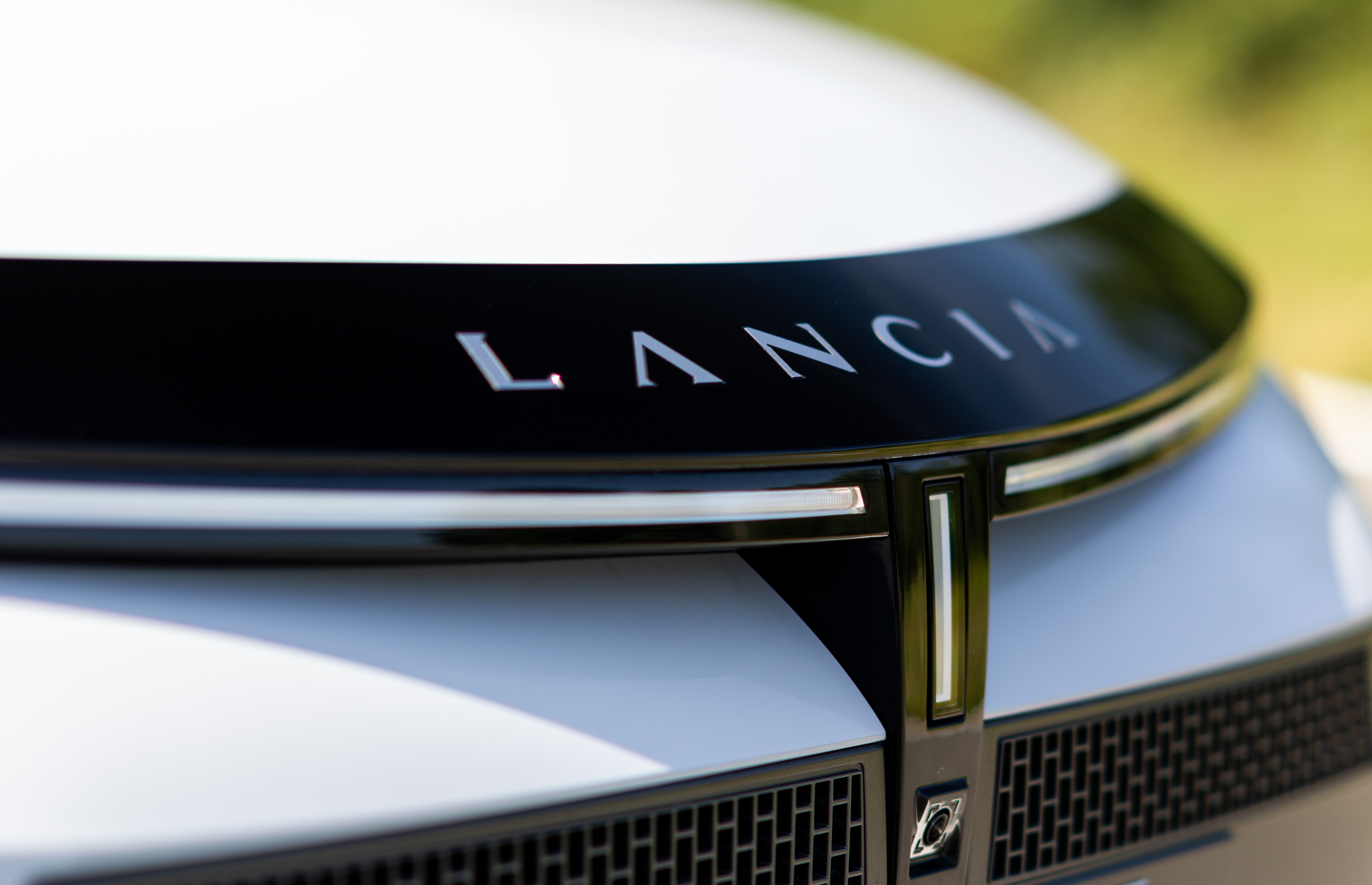 Cerca del logo HF en la parrilla, resaltando su herencia deportiva.