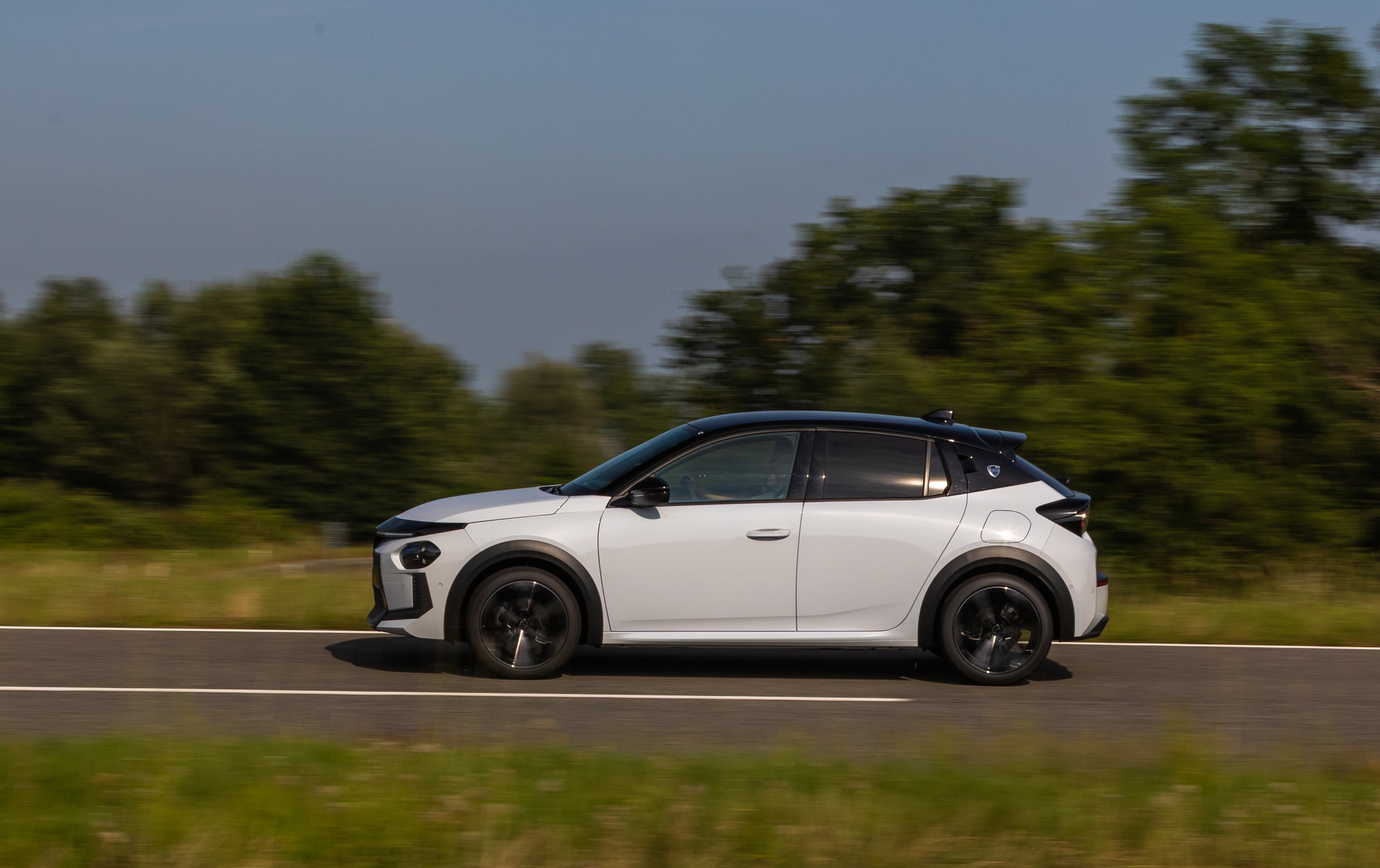 Vista trasera del Lancia Ypsilon en color naranja, resaltando su carácter deportivo.