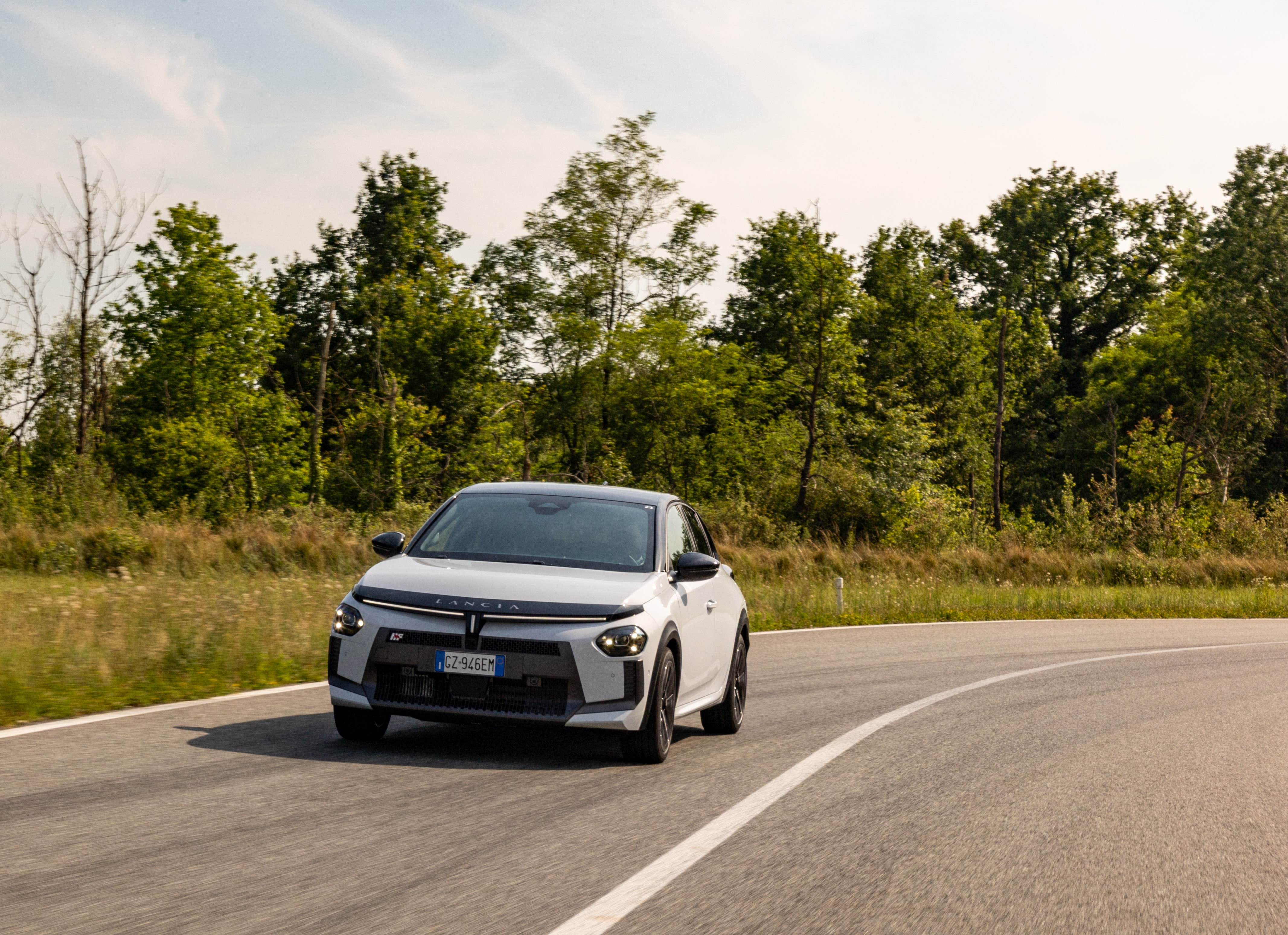 El Lancia Ypsilon con un elegante paisaje de fondo, ideal para viajes.