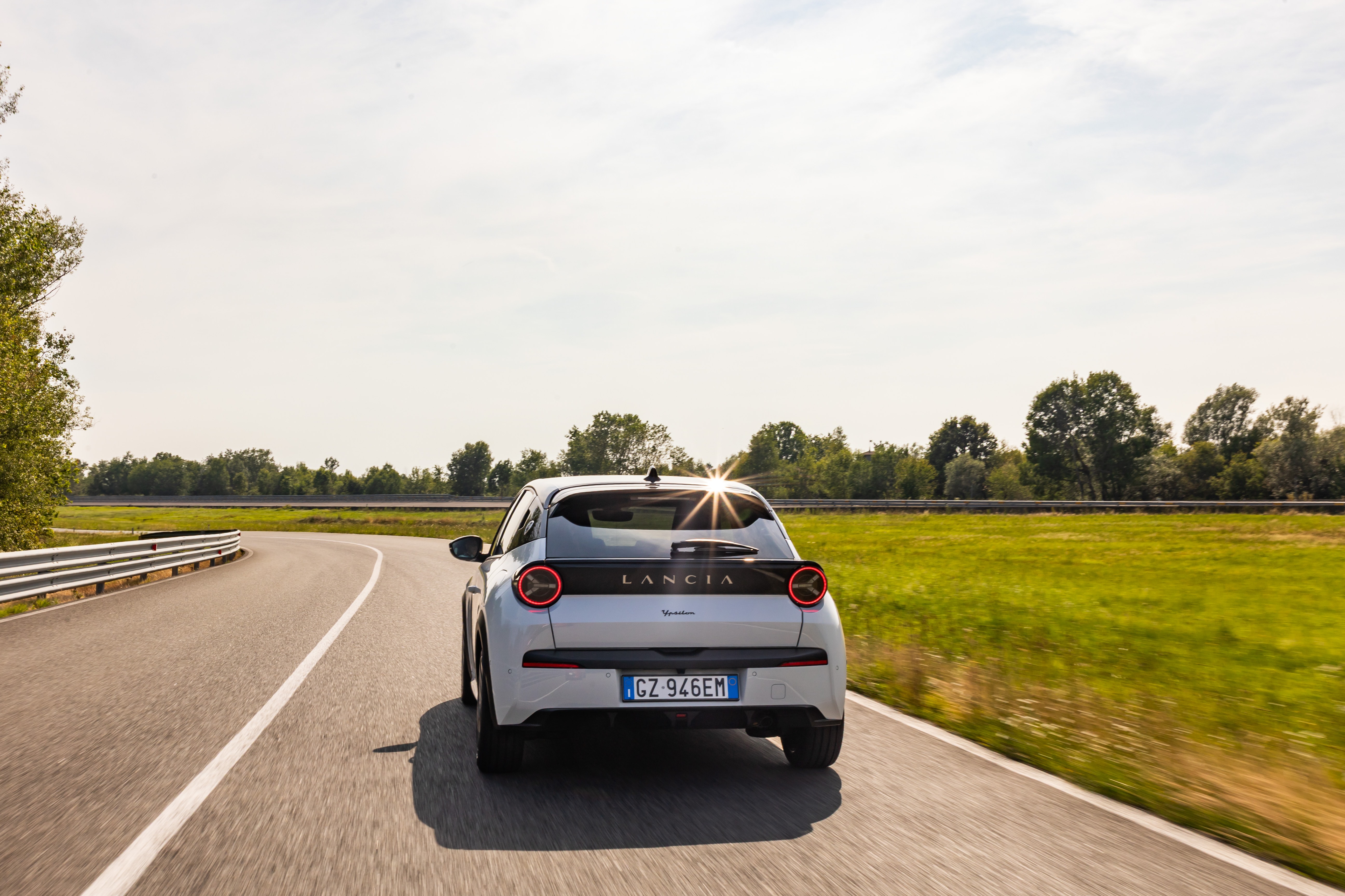 Vista lateral trasera del Lancia Ypsilon destacando sus detalles tecnológicos.