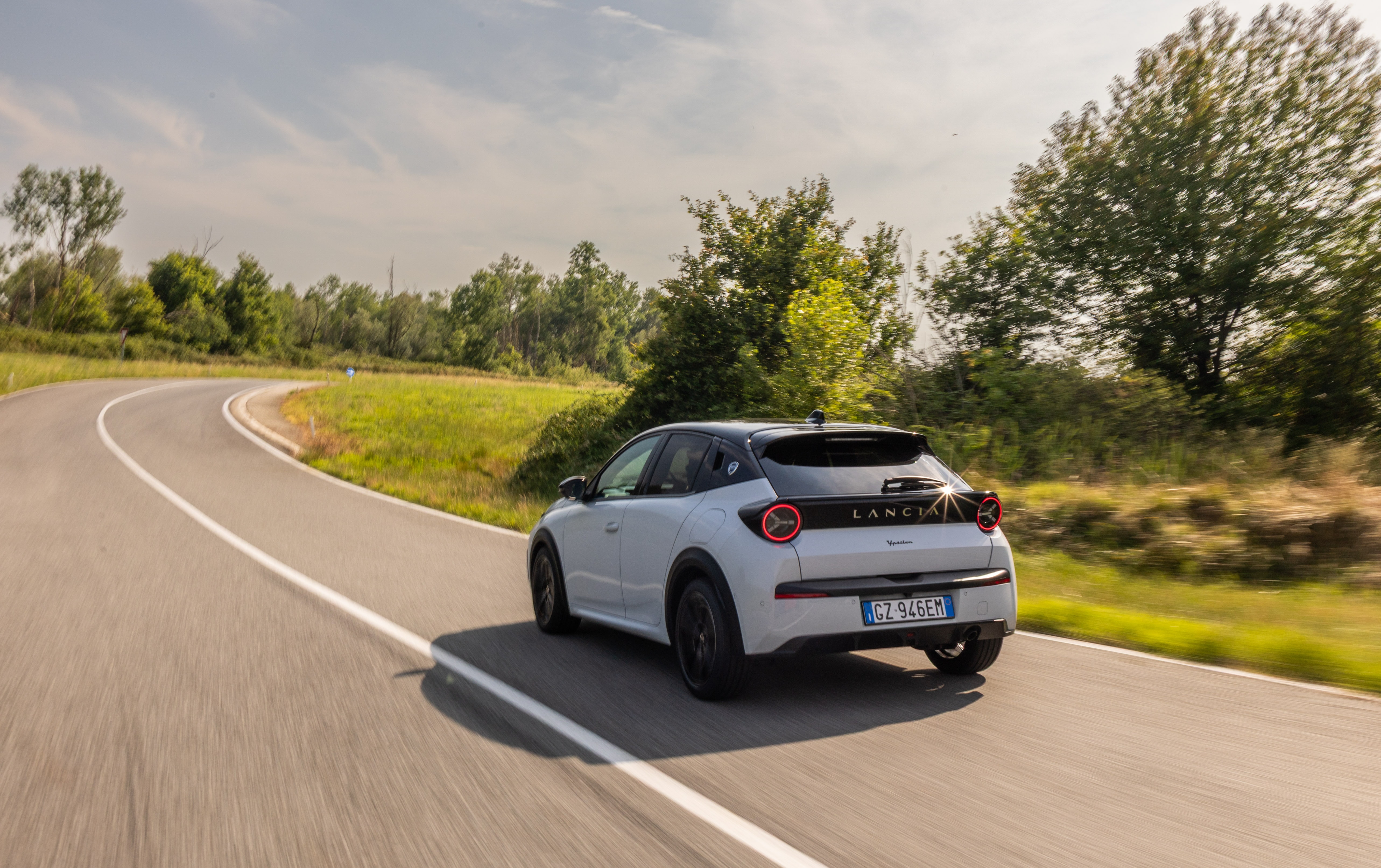 Vista trasera del Lancia Ypsilon que resalta sus líneas modernas y su estilo juvenil.