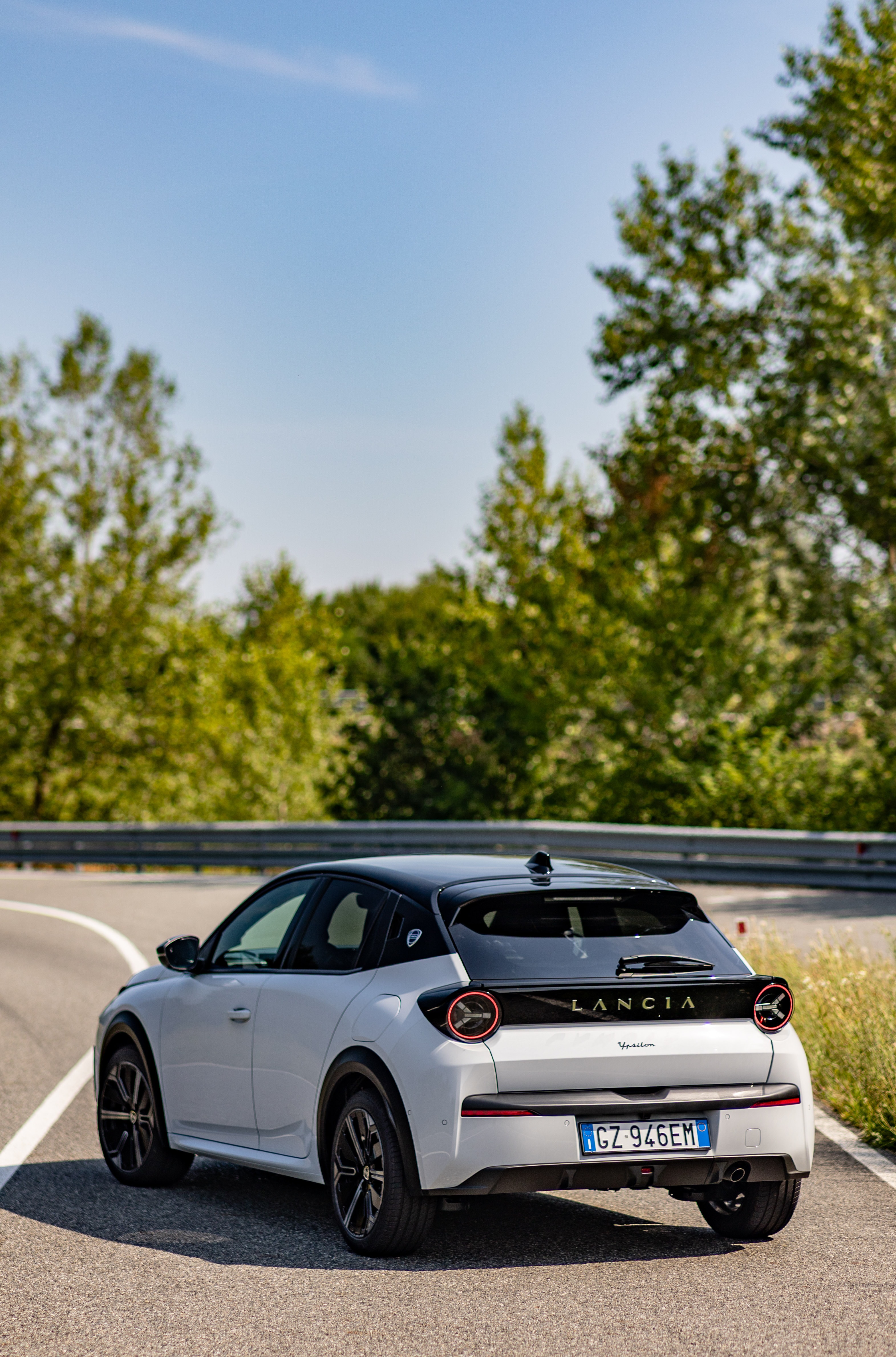 Otra perspectiva de la parte trasera en movimiento, destacando su diseño.