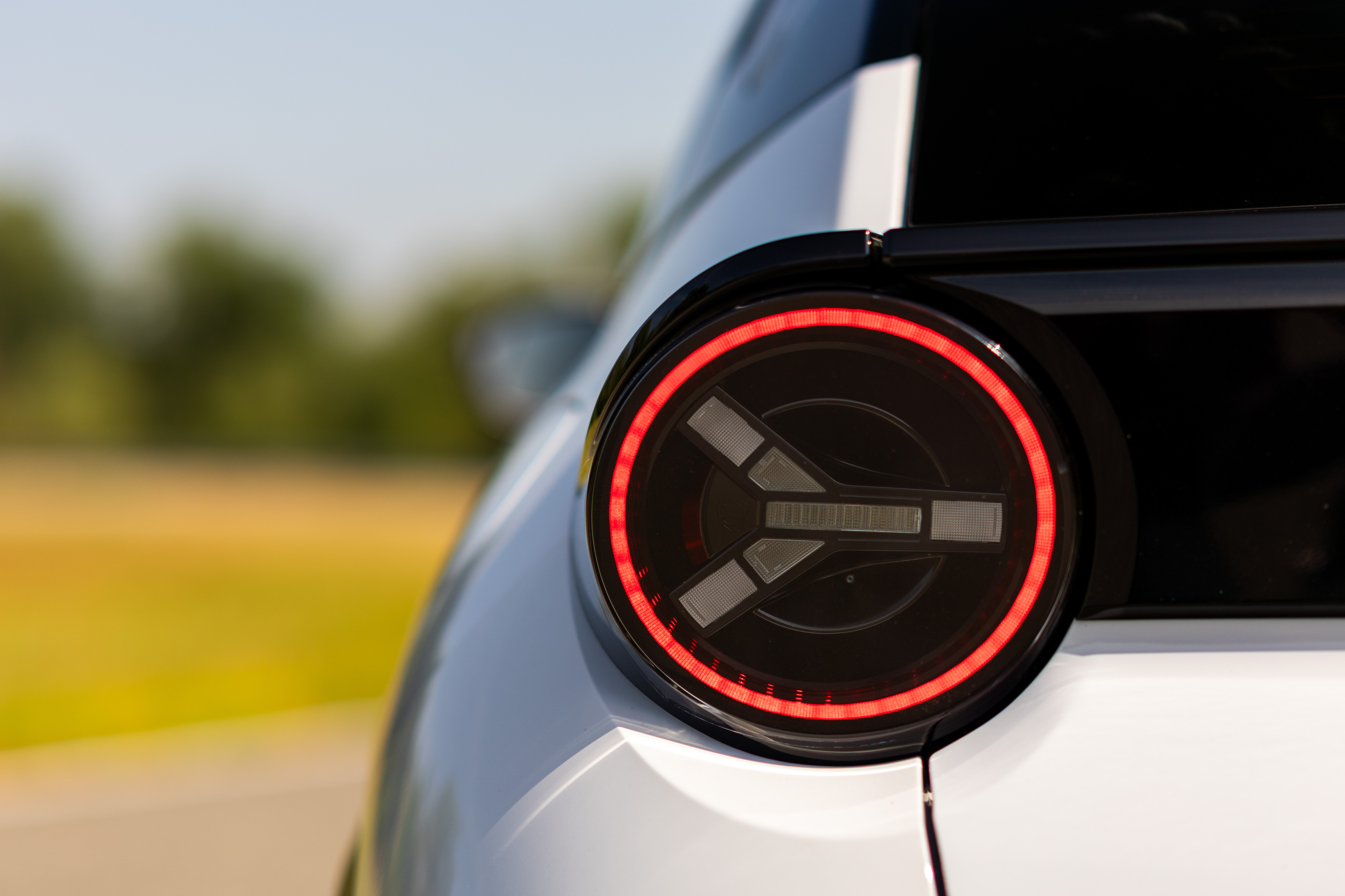 Vista trasera cerca, mostrando detalles del diseño de luces.