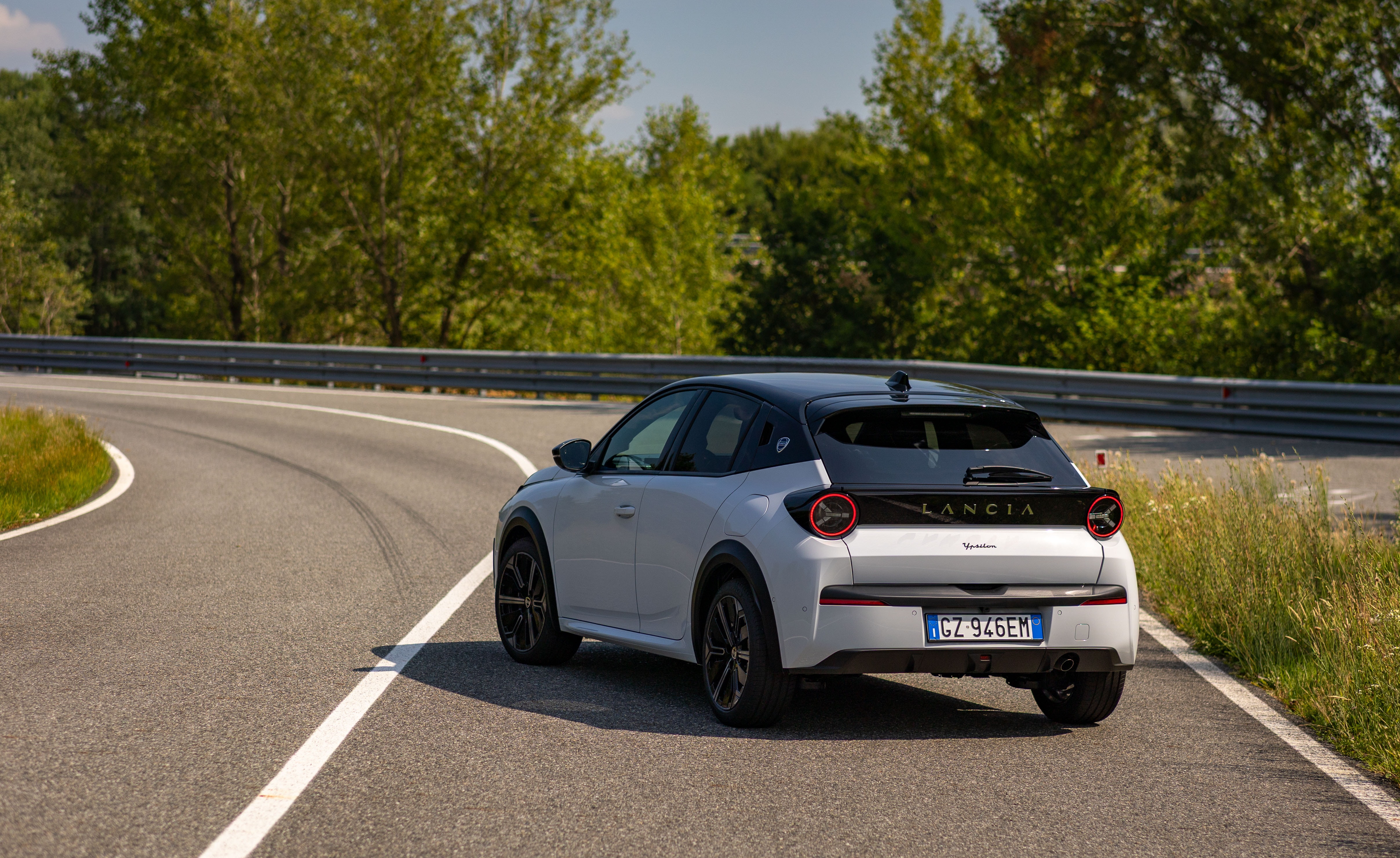 Vista posterior del Lancia Ypsilon tomando una curva con estilo.