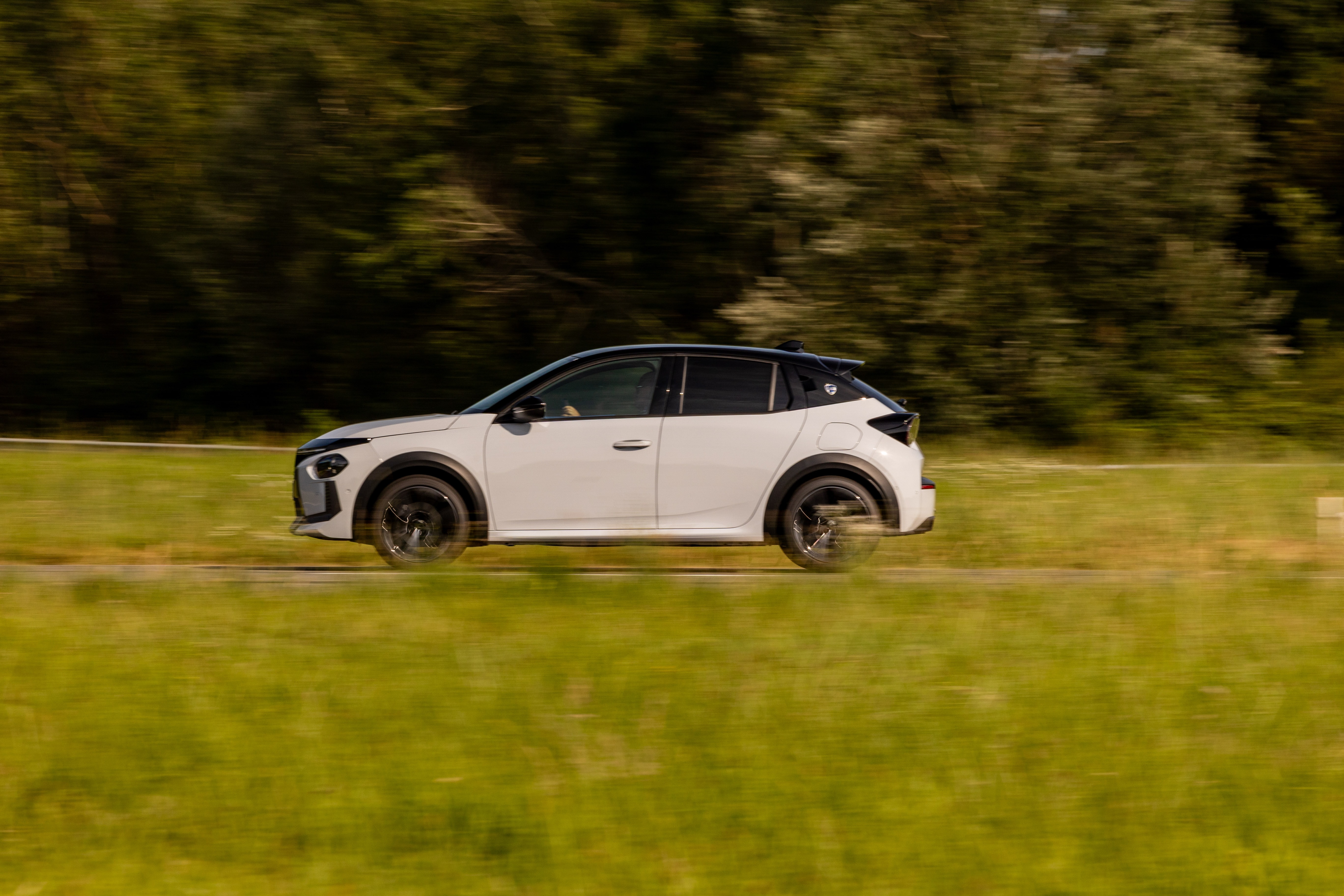 Perspectiva trasera del Lancia Ypsilon, reflejando su elegancia y estilo distintivo.