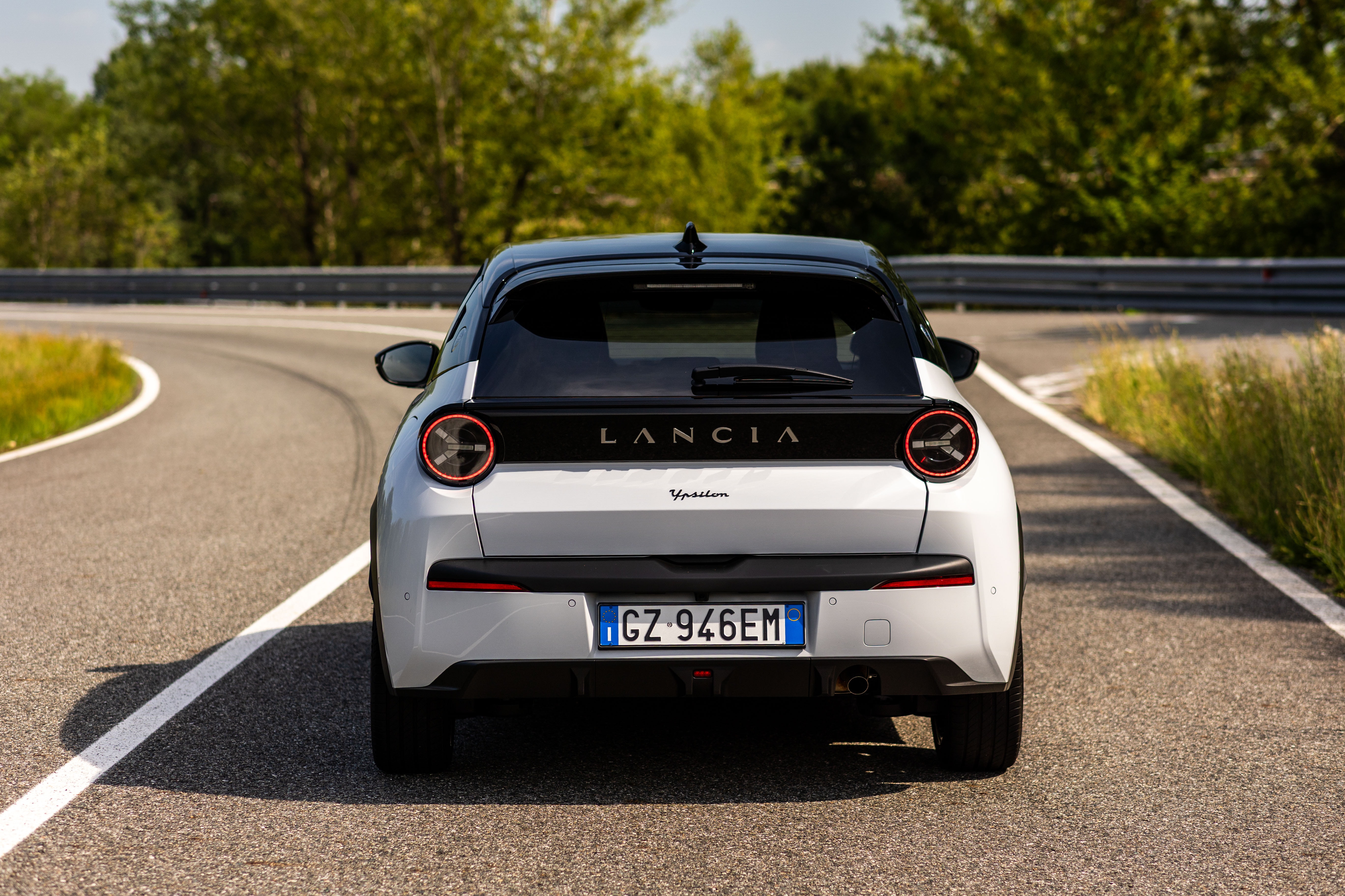 Vista trasera del Lancia Ypsilon, resaltando su diseño elegante y moderno.