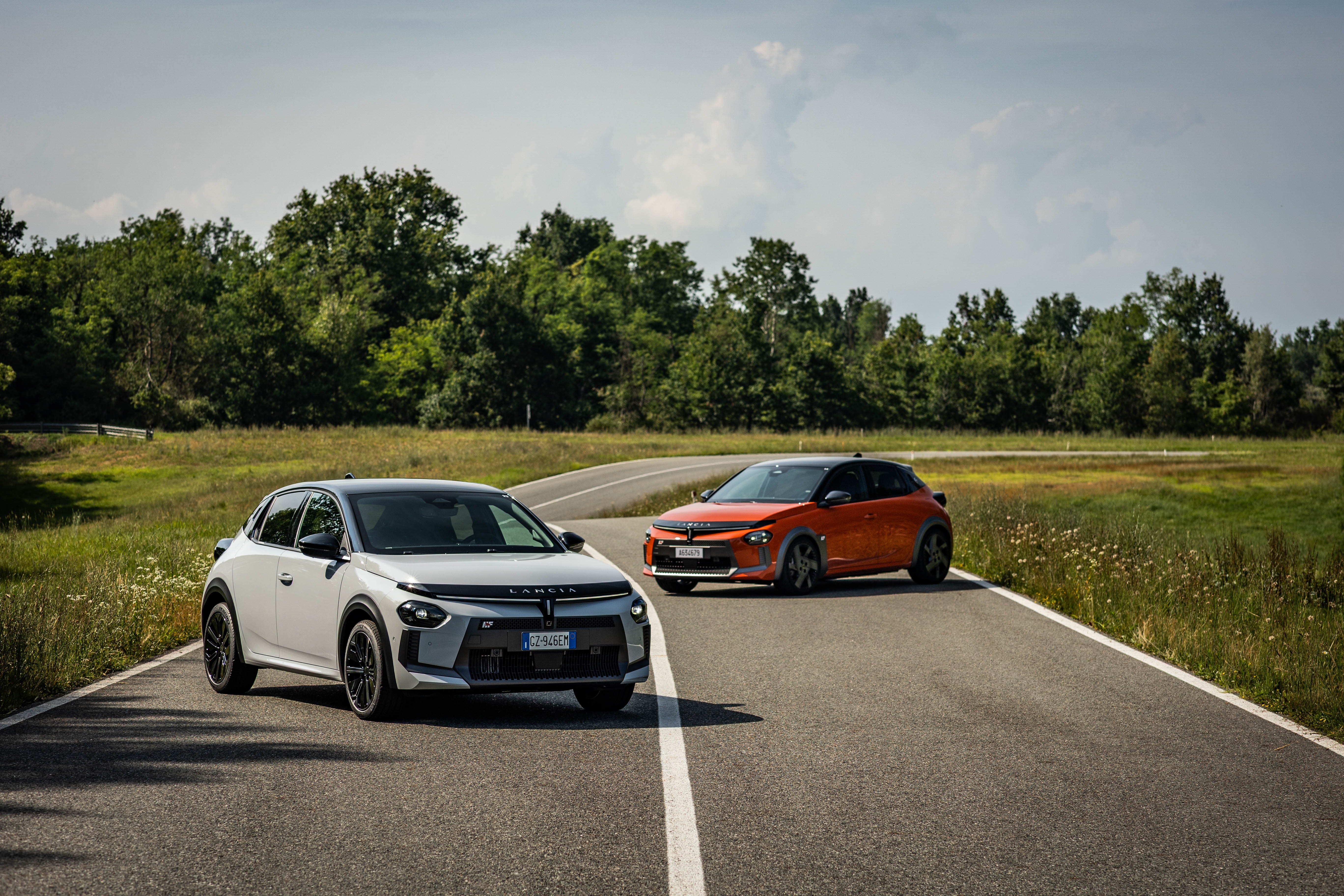 Atractiva vista trasera del Lancia Ypsilon mientras circula por carretera.