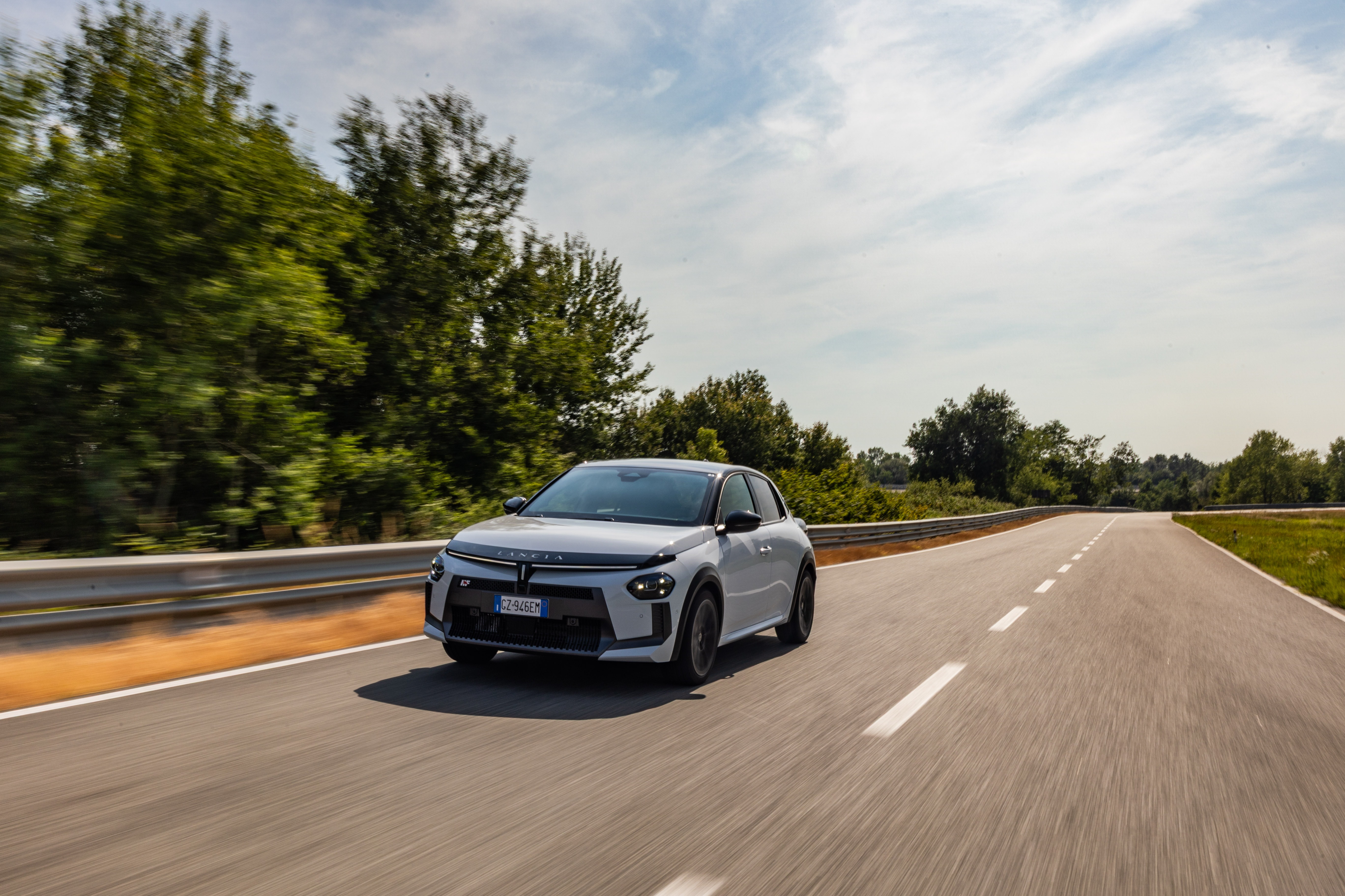 Diseño trasero del Lancia Ypsilon, destacando sus líneas fluidas.
