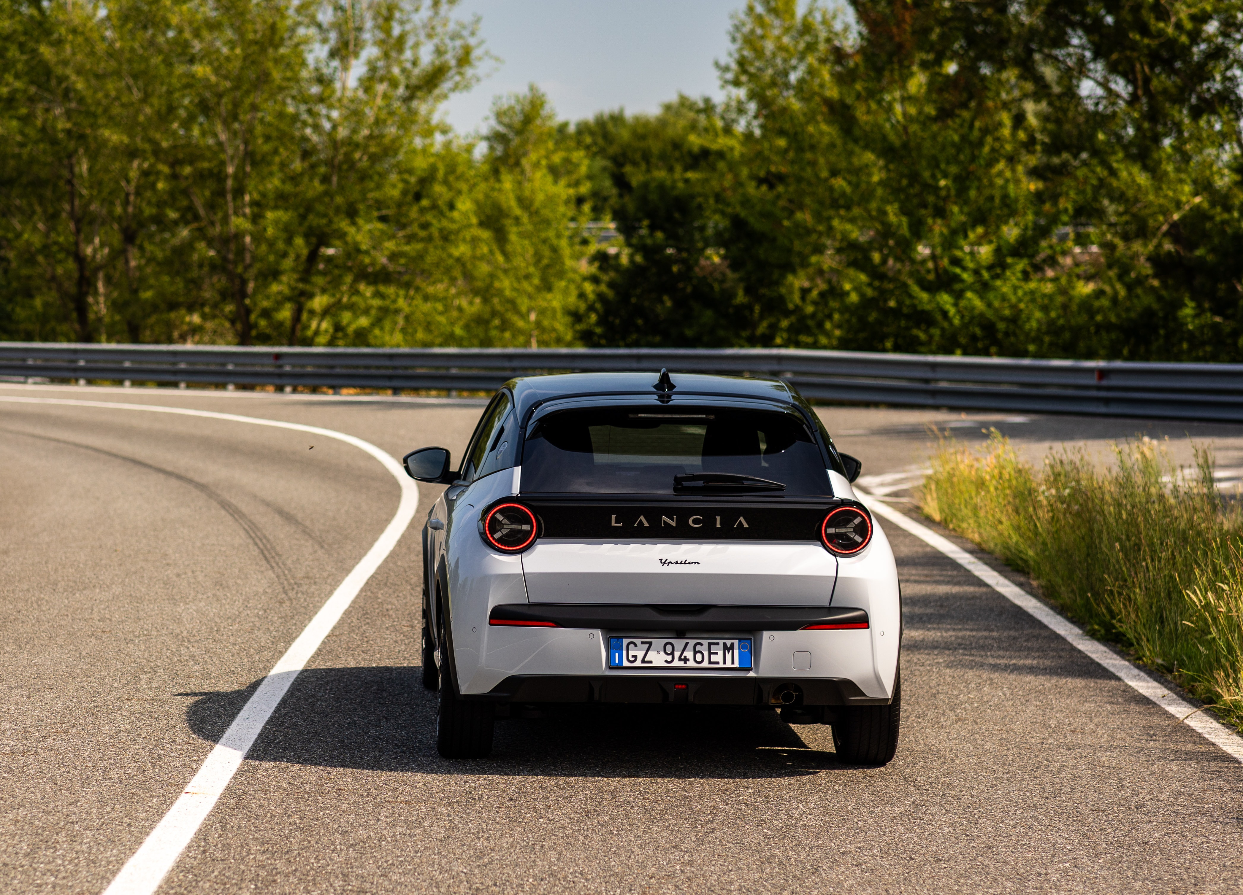 Vista trasera del Lancia Ypsilon en un entorno natural.