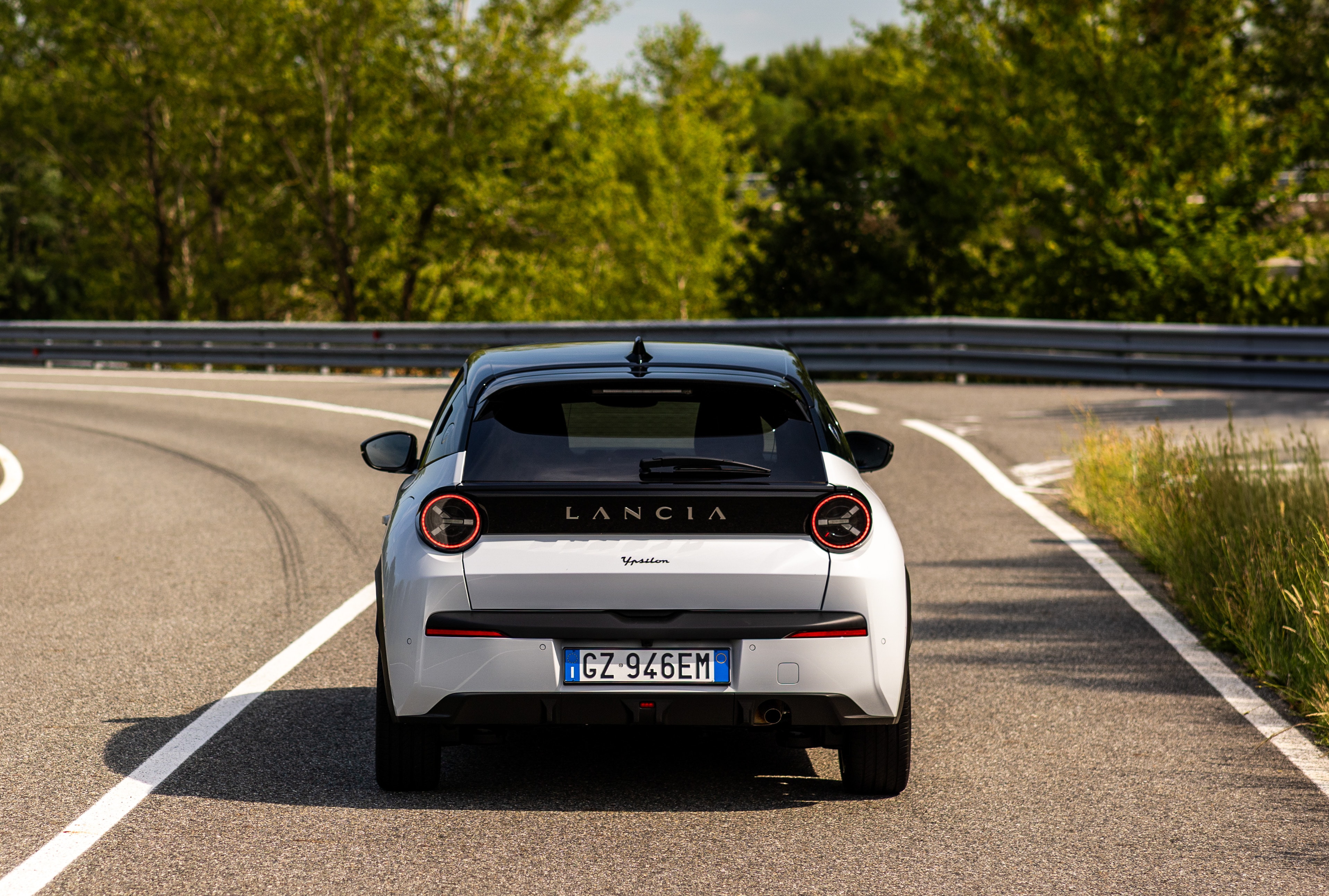 Volante del Lancia Ypsilon con controles integrados y diseño moderno.