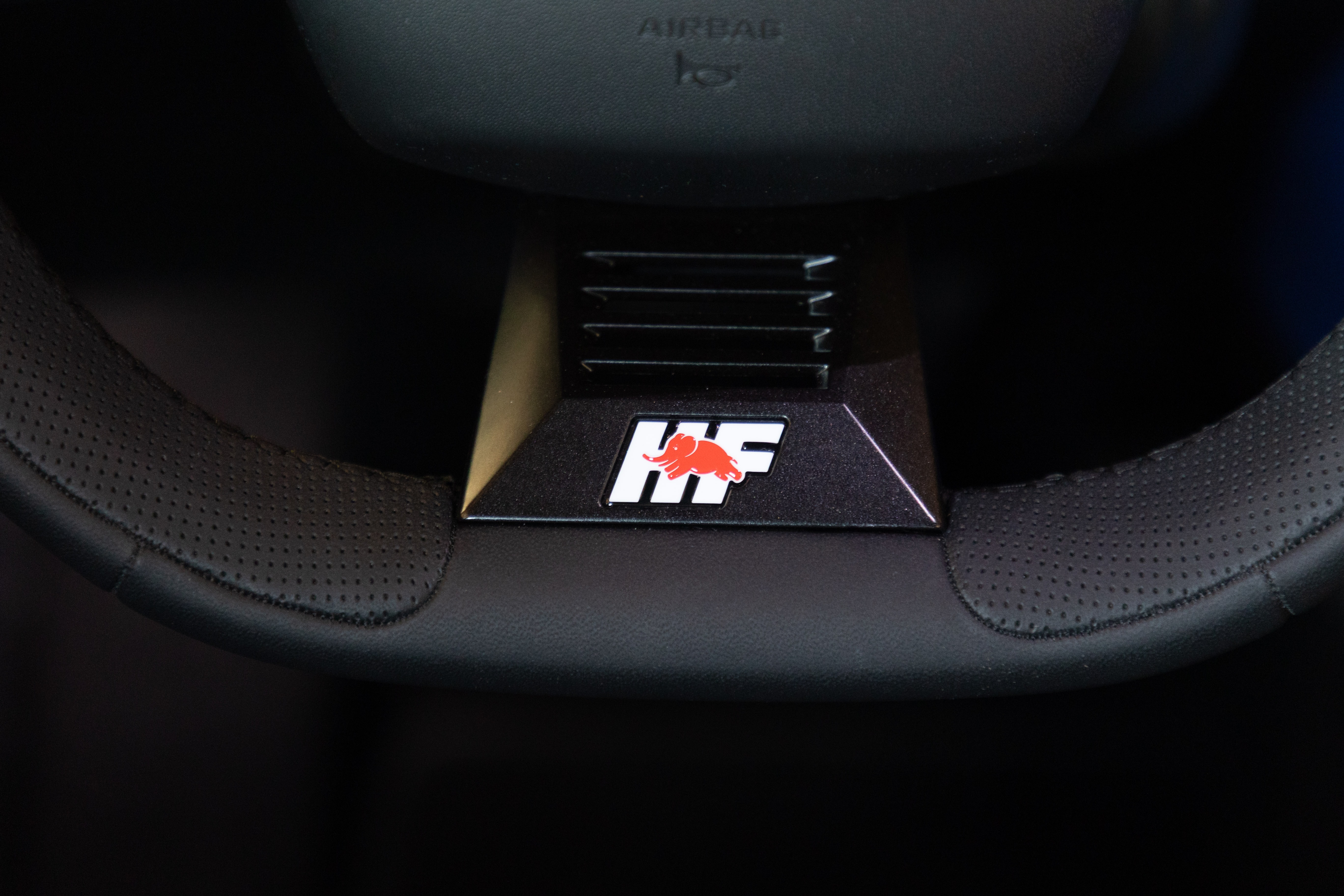 Volante del Lancia Ypsilon con controles ergonómicos y diseño estilizado.