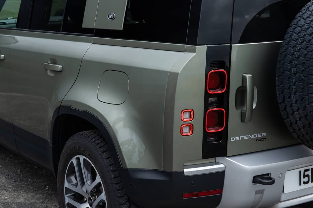 Primer plano de las luces traseras del Land Rover Defender.