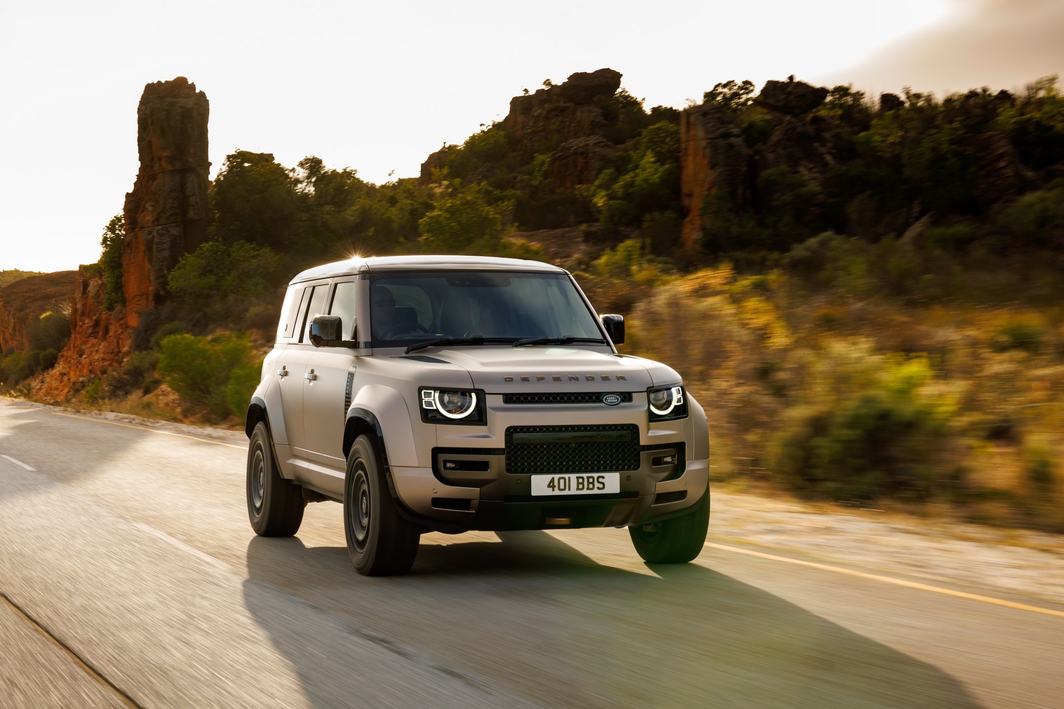 Vista lateral del interior con asientos de cuero de alta calidad.